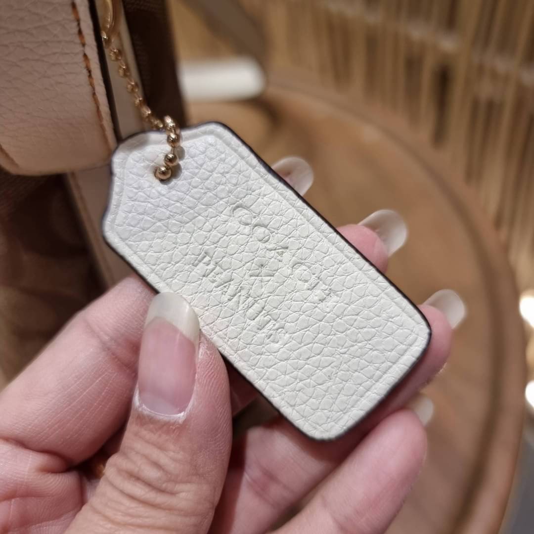 OUTLET 】COACH C4112 COACHxPEANUTS VAL DUFFLE IN SIGNATURE CANVAS WITH VARSITY PATCHES ใหม่ล่าสุด กระเป๋าทรงดัฟเฟิล ที่มาพร้อมเหล่าผองเพื่อนสนูปพี สวยมีเอกลักษณ์ ทรงกระเป๋าไม่ซ้ำใคร แถมยังใส่ของได้จุใจไปอีก วัสดุหนังแคนวาสคุณภาพดี ด้านหลังมีช่องซิป กระเป๋า