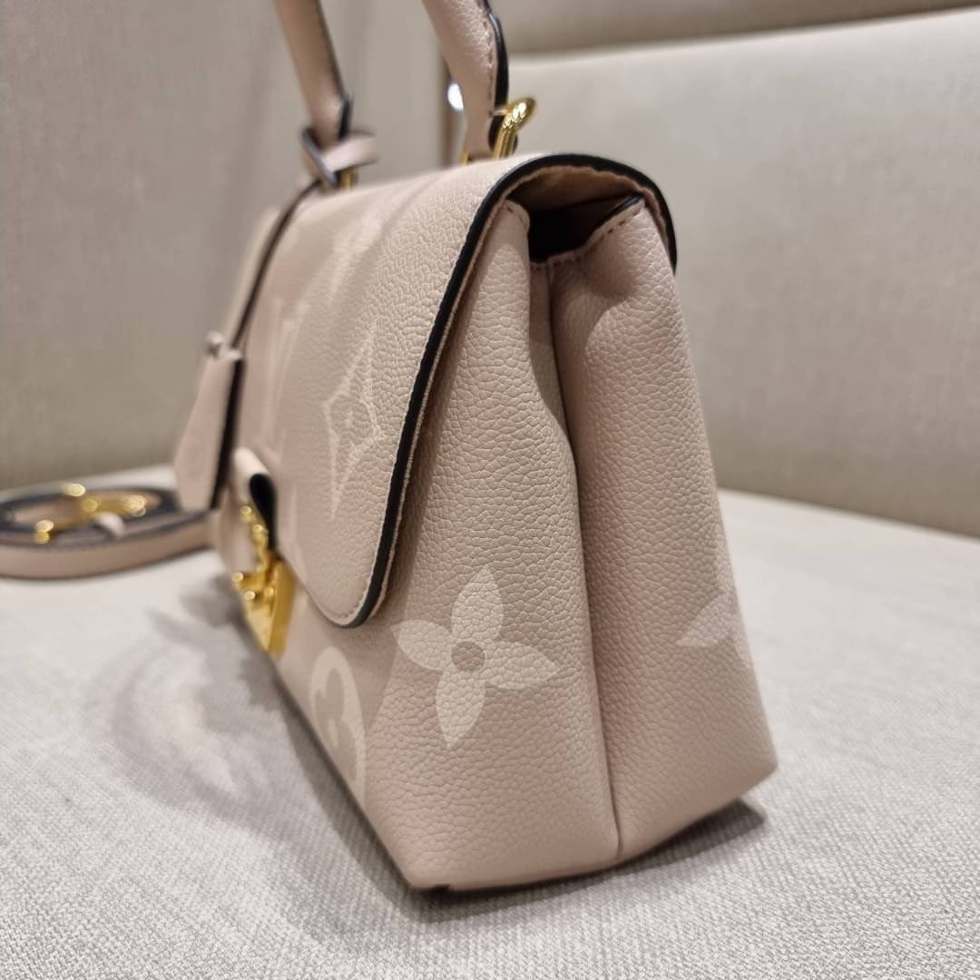 VIP 🥂 LV MADELEINE BAG ใหม่ล่าสุด อีกหนึ่งรุ่นคลาสสิคหายาก ที่สาวๆรอคอย กระเป๋าถือ/สะพายข้าง ดีไซน์เรียบง่าย แต่เต็มไปด้วยดีเทลความหรู วัสดุหนังวัวปั๊มลายเอกลักษณ์ เปิด‐ปิดด้วยอะไหล่กดล็อคสีทองหรู และมีพวงหนังห้อยพิเศษแถมมาให้ด้วย ภายในแบ่งสัดส่วน