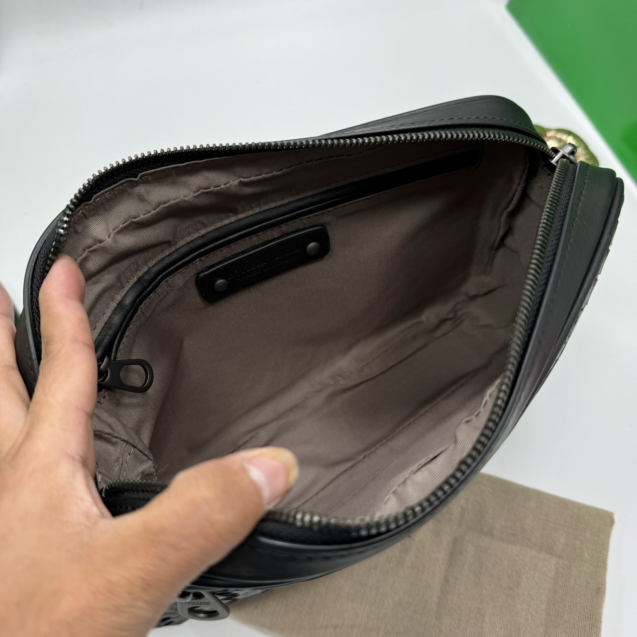 BOTTEGA Clutch Bag / BOTTEGA Intrecciato Pouch With Wristlet กระเป๋าทรงพอช/คลัช มีสายคล้องมือ เท่คลาสสิก ดีไซส์สานเป็นเอกลักษณ์ everyday look เอาใจหนุ่มๆ