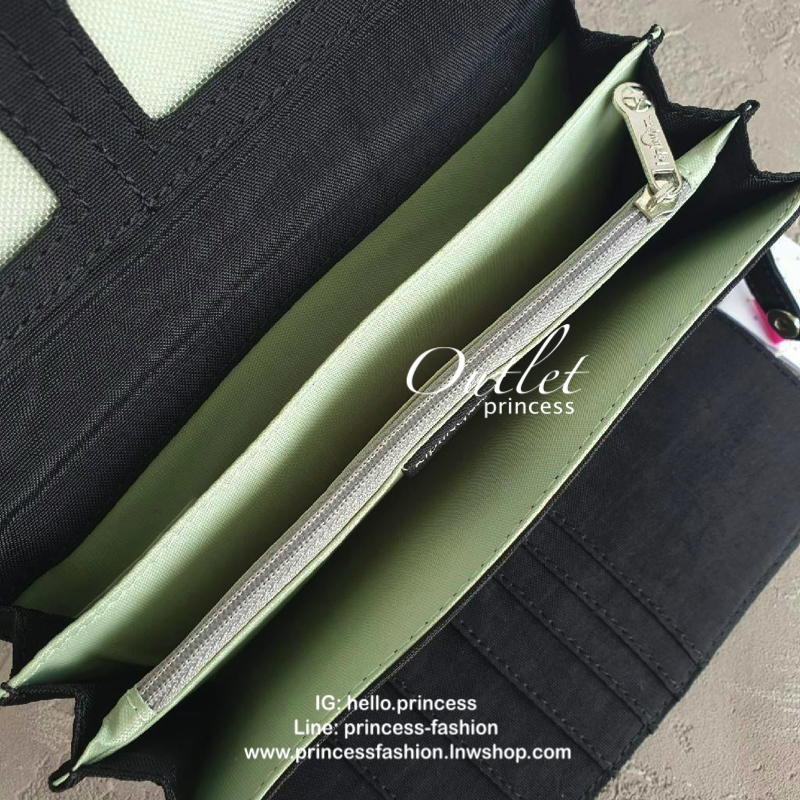 Kipling Brownie long tri-fold wallets กระเป๋าสตางค์ยาวแบบ3พับตอน วัสดุกันน้ำ เปิดปิดด้วยกระดุมแป๊ก มีช่องใส่ธนบัตรหลายช่อง ช่องเสียบการด์ได้ถึง13ช่อง และใส่รูปภาพได้อีก2ช่อง ช่องซิปใส่เหรียญ ที่จับหัวซิปปั้มแบรนด์ ใบนี้คุ้มมากๆคะ ขนาดกำลังดี พกพาสะดวก ช่อ