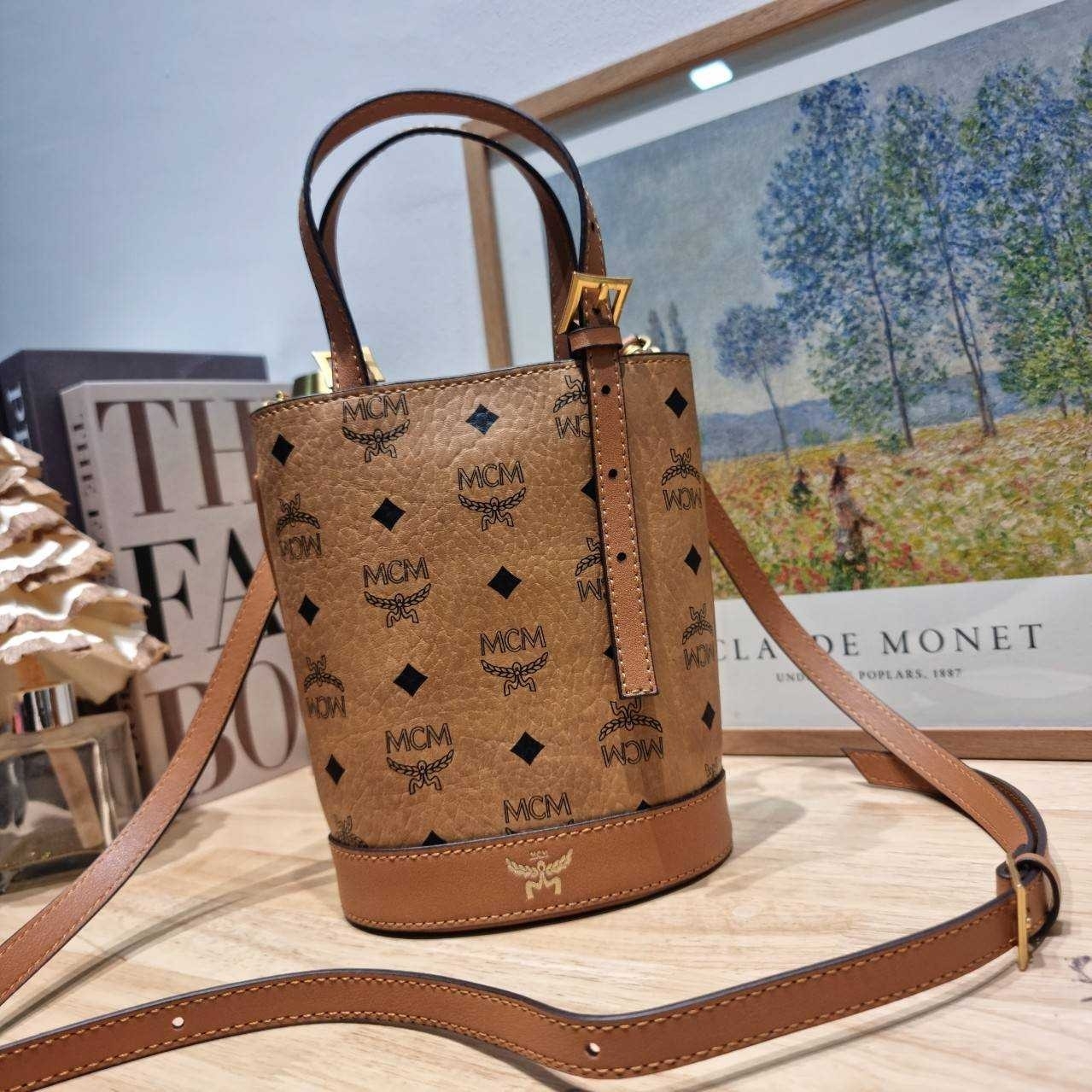 M.C.M AREN BUCKET TOTE IN VISETOS กระเป๋าทรงบัคเก็ต ขนาดกำลังสวย ไอเท็มใหม่ เกรดท็อปออริ 1:1 สลับแท้ ใช้งานต่างประเทศได้