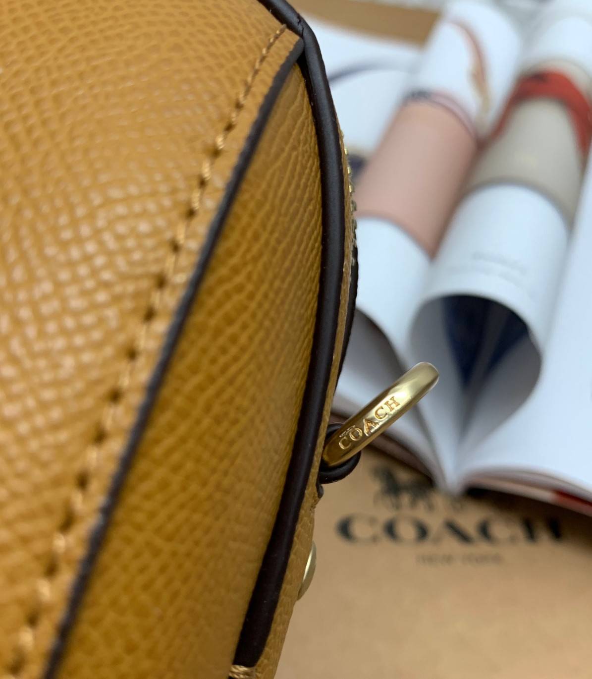 COACH ROWAN SATCHEL BAG ((79946)) กลับมาอีกครั้ง พร้อมสีหายากค่ะ! กระเป๋าหิ้วทรงหมอนสุดฮิตของสาวๆ//สะพายข้างได้ หนังแท้ ลายหนังสวย ทรงสวย ด้านหน้ามีช่องซิปให้หนึ่งช่อง เปิดปิดช่องหลักแบบซิป ภายในกว้างใส่ของจำเป็นของสาวๆได้ครบ มีช่องเล็กและช่องซิปใส่ของจุก