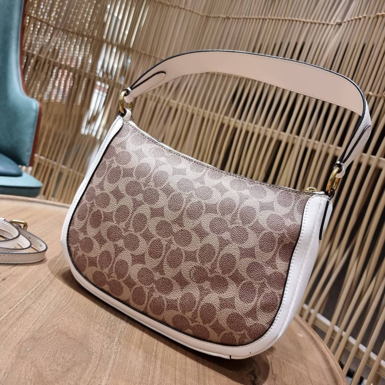 COACH 52577 SUTTON CROSSBODY IN SIGNATURE CANVAS กระเป๋าสะพายไหล่ สวยคลาสสิค สไตล์วินเทจ ใบใหญ่จุใจ วัสดุหนังแคนวาสเคลือบลาย สายคล้องไหล่ในตัว ภายในโล่งกว้าง จุของได้เยอะแน่นๆ มาพร้อมสายสะพาย crossbody ที่จะถอดออก หรือจะสะพายก็เก๋ สวยโดดเด่นแน่นอน พร้อมเส