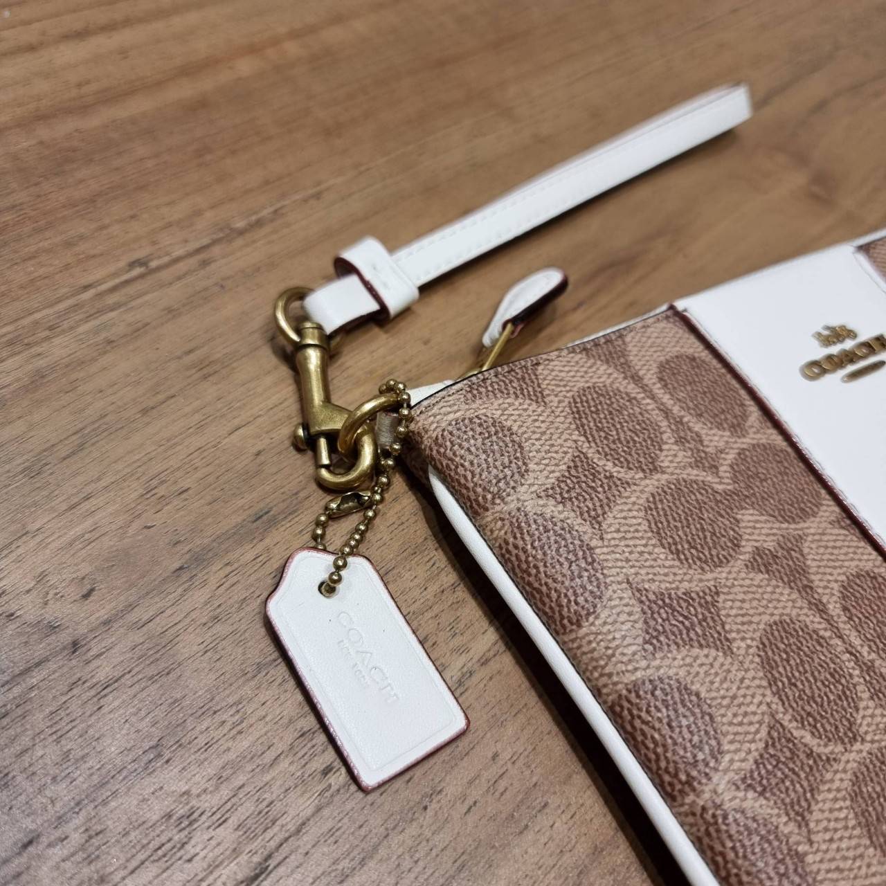 COACH 32445 SMALL WRISLET IN COLORBLOCK SIGNATURE CANVAS คอลเลคชั่นคัลเลอร์บล็อคสวยหรู ในรูปแบบกระเป๋าคล้องมือ ขนาดพกพา ไซส์กำลังสวยมากๆ พกง่ายไปเลยจ้า วัสดุหนังแคนวาส ตัดหนังแท้ ภายในโล่ง มีช่องใส่บัตร ตอบโจทย์สาวๆที่ไม่ชอบความพะรุงพะรัง พกใบนี้คือสะดวกส