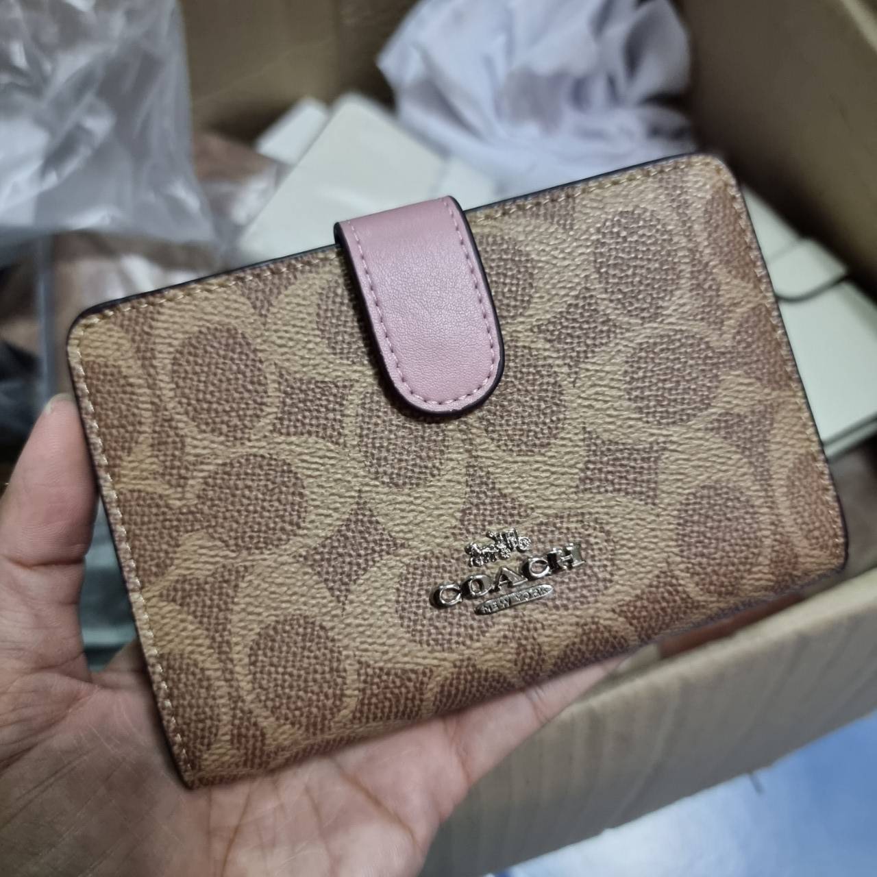 COACH F33034 MEDIUM CORNER ZIP WALLET IN COLORBLOCK SIGNATURE CANVAS กระเป๋าสตางค์ใบกลาง 👛 ขนาดกำลังเหมาะมือ วัสดุหนังแคนวาส ดูแลรักษาง่าย มีช่องใส่บัตรและธนบัตรครบ
