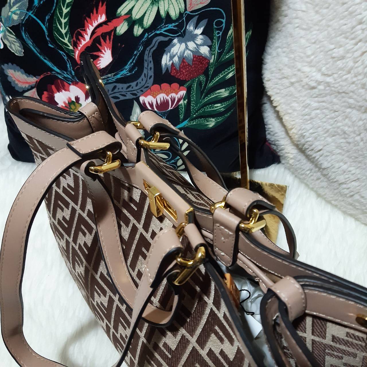 พรีเมี่ยมกิ๊ฟแท้ 100% 】FENDI NEW TOTE GIFT BAG กระเป๋าถือ/สะพายไหล่ น้ำหนักเบา ทรงสวย หรู ดูแพงเกินเบอร์!!