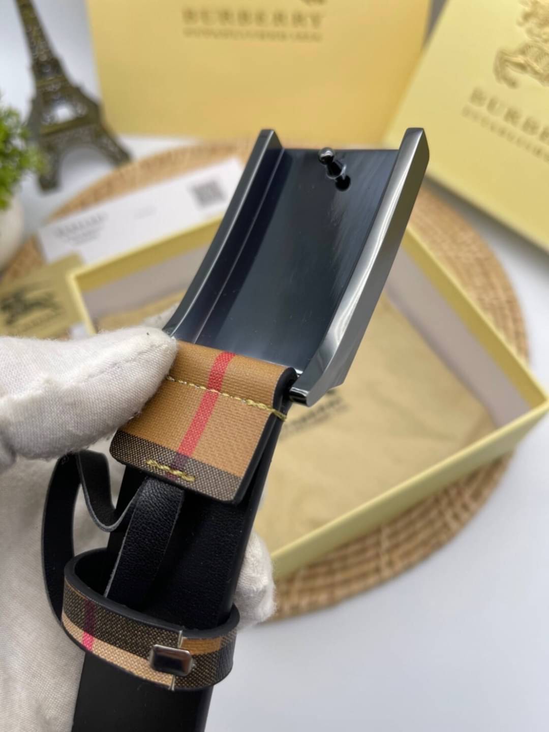 BURBERRY BELT LEATER 3.5cm เข็มขัดเบอร์เบอรี่ เกรดออริจินอลหนังแท้ ใช้งานง่าย เป็น everyday look ได้เลยค่ะ ภาพสินค้าถ่ายจากงานขายจริง ใช้งานต่างประเทศได้