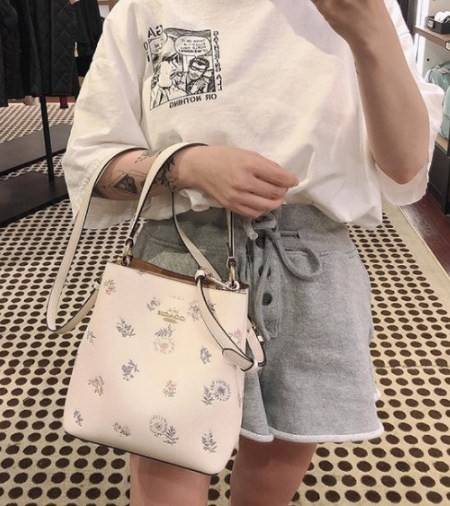 รุ่นฮิต รุ่นขายดี รุ่นที่สาวๆต้องมีค่ะ!! COACH SMALL TOWN BUCKET WITH DANDELION PRINT ((2310)) พร้อมส่งที่ไทยอีกครั้ง ห้ามพลาดค๊าาา😘 กระเป๋าทรงถัง หนังแท้ลายหนังสวยนิ่มอย่างดีค่ะ!
