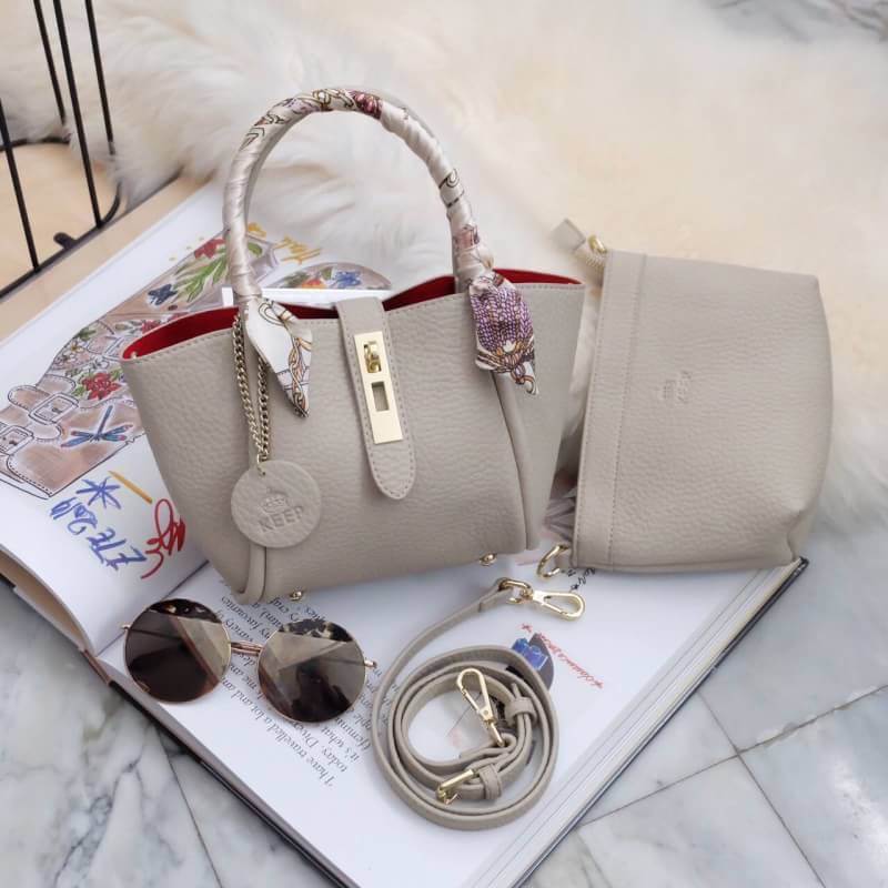 ยูฮู้ !! ทรงตะกร้า Jessy Come back again กับ New version รอบนี้ เพิ่ม Gimmick ด้วยผ้าพันหูกระเป๋าเข้า Set ยังคงความ cute ใช้งานง่ายเหมือนเดิม แถม!! กระเป๋าใบเล็กด้านใน แยก ออกมาสะพายได้อีกด้วย **ซื้อ1ได้2 **คุ้มที่สุด