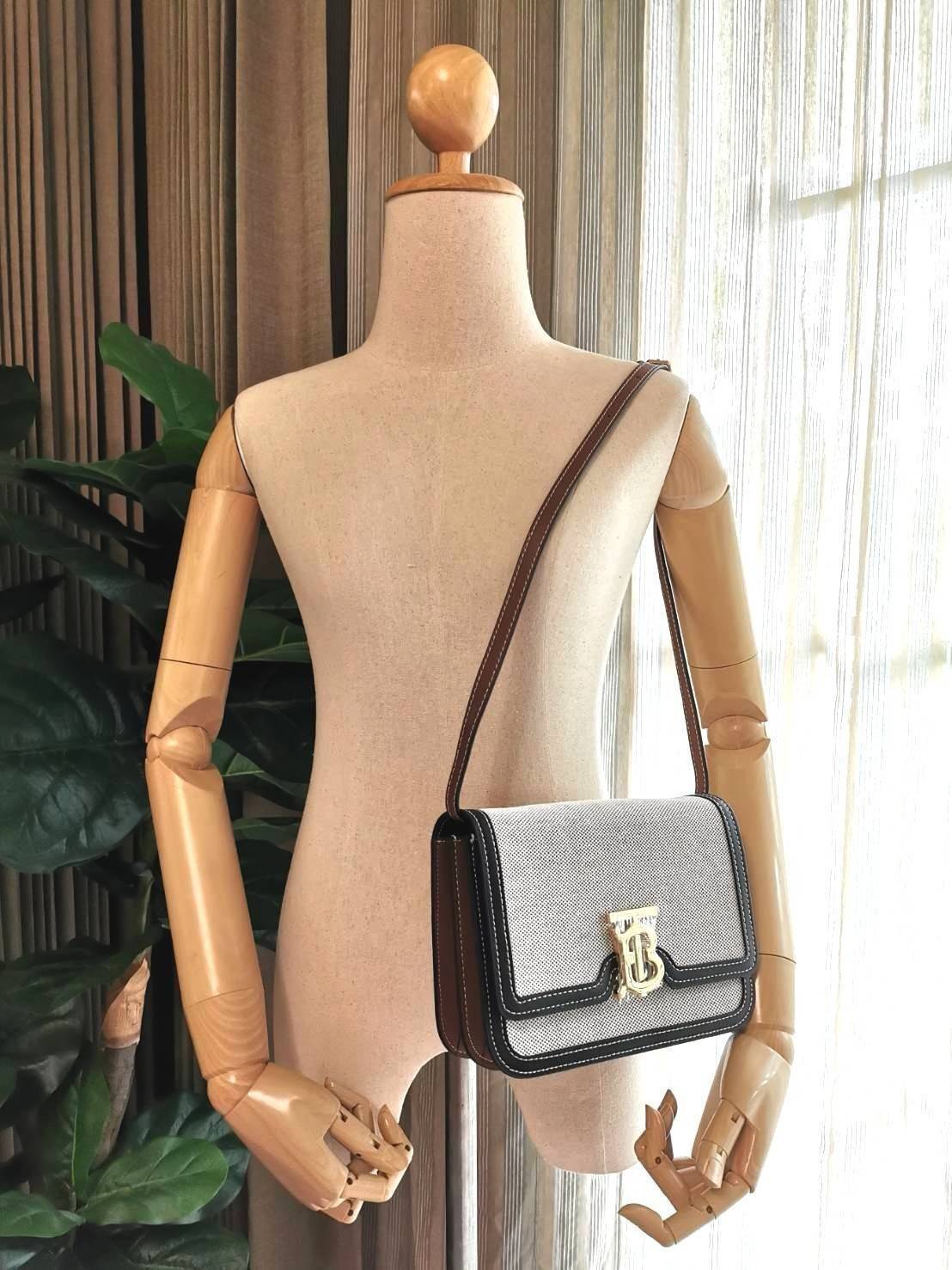 BURBERRY FRAGRANCES CROSSBODY BAG VIP GIFT WITH PURCHASE (GWP) พรีเมี่ยมกิ๊ฟรุ่นใหม่ล่าสุด Limited Edition วัสดุ Canvas & Leather ทรงเหลี่ยมสวยหรูอยู่ทรงโลโก้แบรนด์ด้านหน้าเปิดปิดด้วยฝาปิดสัญลักษณ์รูปตัวBภายในมีช่องแบ่งเป็นสัดส่วนใส่มือถือของจุกจิกได้ สาย