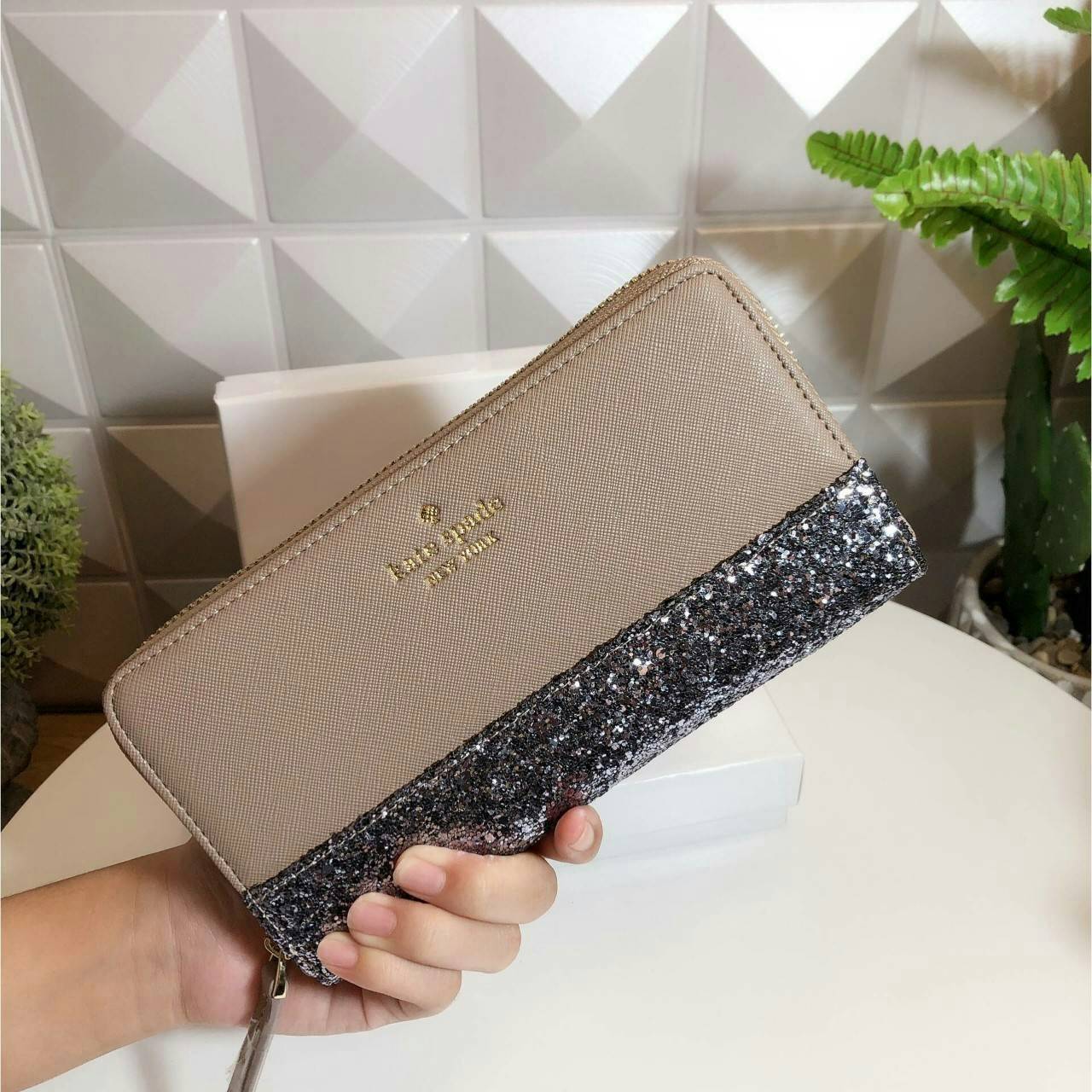 KATE SPADE LONG WALLET กระเป๋าสตางค์ใบยาวรุ่นใหม่ล่าสุดหนัง Saffiano สไตล์ PRADA สวยน่าใช้ตัวกระเป๋าตกแต่งด้วยกลิทเตอร์ ภายในมีช่องซิป1ช่อง และช่องใส่บัตรหลายช่อง ใส่เหรียญ บัตรได้เยอะ ตัวจริงสวยน่าใช้มากค่ะ