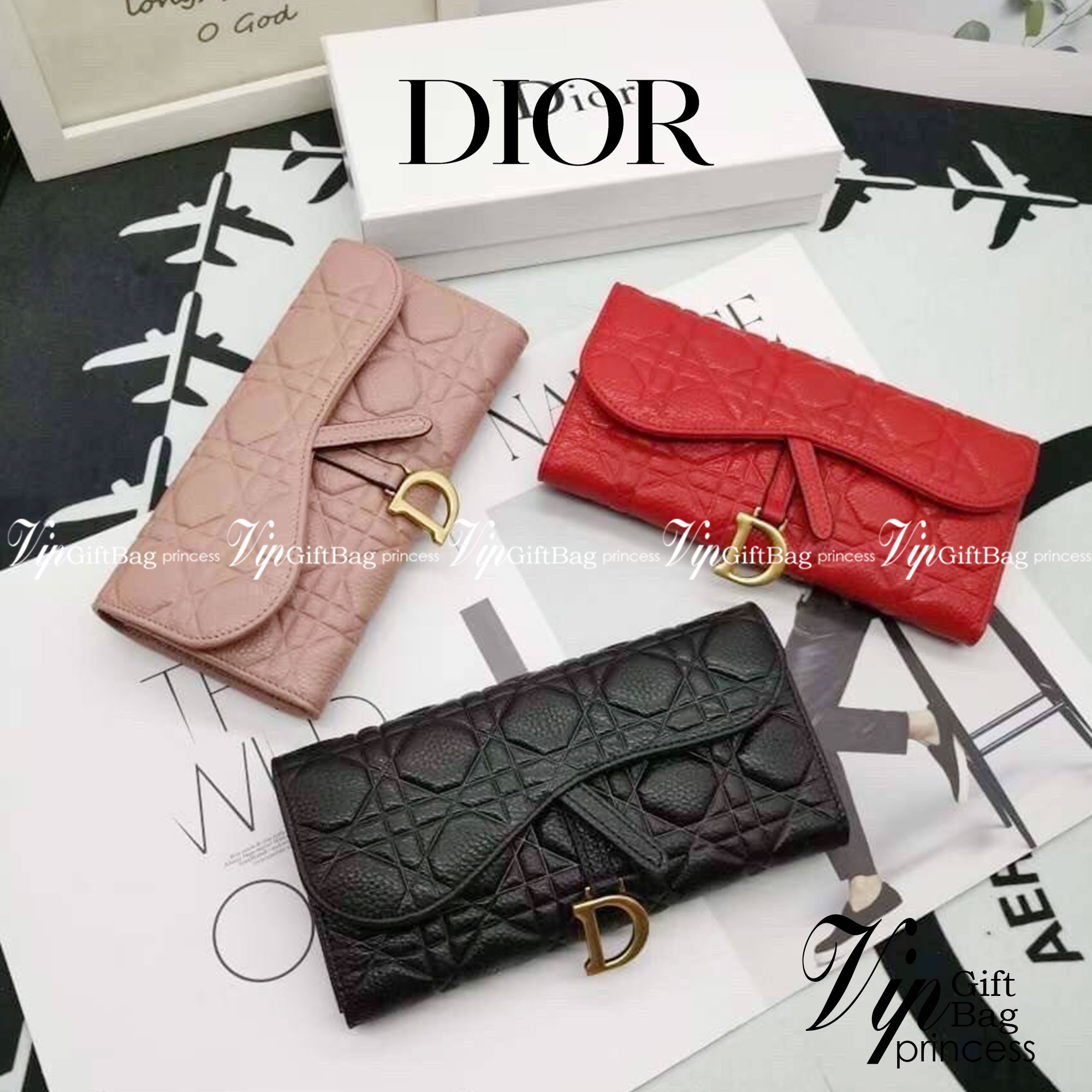 Dior Long Saddle Wallet / Dior Wallet / Dior Long Wallet กระเป๋าสตางค์ใบยาว เปิดหน้าทรงเคิร์ปอานม้า มีห้อยตัว D เอกลักษณ์ของความหรู วัสดุหนังแท้ ผสมผสานความสง่างามและคลาสสิกที่เข้ากับยุคสมัย ด้านหน้าโดดเด่นด้วยซิกเนเจอร์แบรนด์ เป็นอีกหนึ่งรุ่นที่ดาราเชเลป