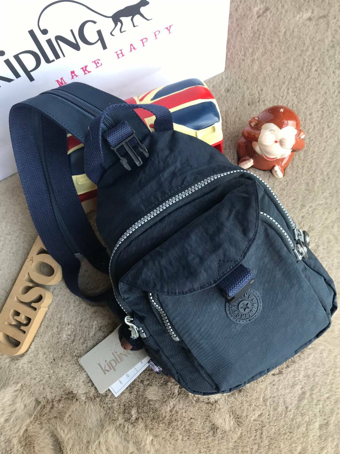 Kipling Backpack & Handbag K15456 กระเป๋าหรือสะพายหลังแบบเป้ หรือคาดอก เปลี่ยนสไตล์เท่ๆได้ด้วยซิปเดียวด้านหลัง ขนาดกลางกำลังดี วัสดุpolymide100% น้ำหนักเบา ช่องหลักเปิดปิดสองชั้นด้วยซิปและตัวล้อคทันสมัยใช้งานง่าย ด้านหน้า1ช่องซิปเก็บของจุกจิกจิก ใช้ได้แบบ