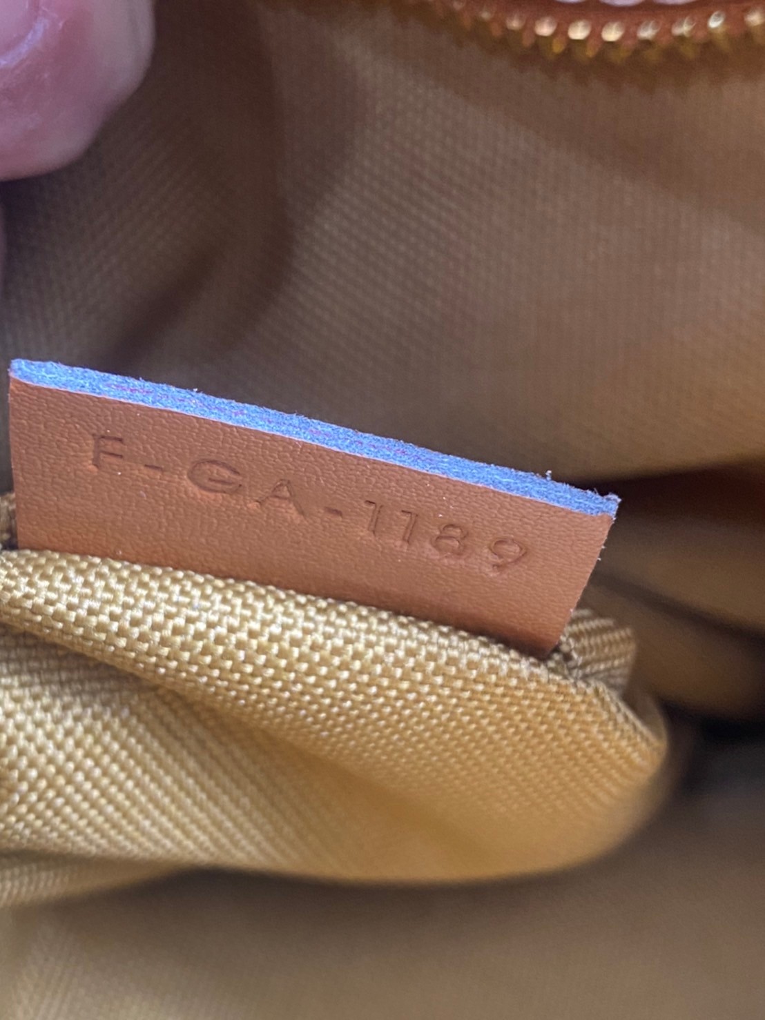 หนังแท้ CELINE HORIZONTAL CABAS IN TRIOMPHE CANVAS AND CALFSKIN / CELINE TOTE พร้อมส่งที่ไทย กระเป๋าโท้ทใบใหญ่ งานหนังแท้ CALFSKIN ทั้งใบ ใช้หนังเยอะมาก ราคานี้คุ้มมากค่ะ ภายในโล่งกว้าง จุของได้เยอะ ภาพสินค้าถ่ายจากงานขายจริง ใช้งานต่างประเทศได้