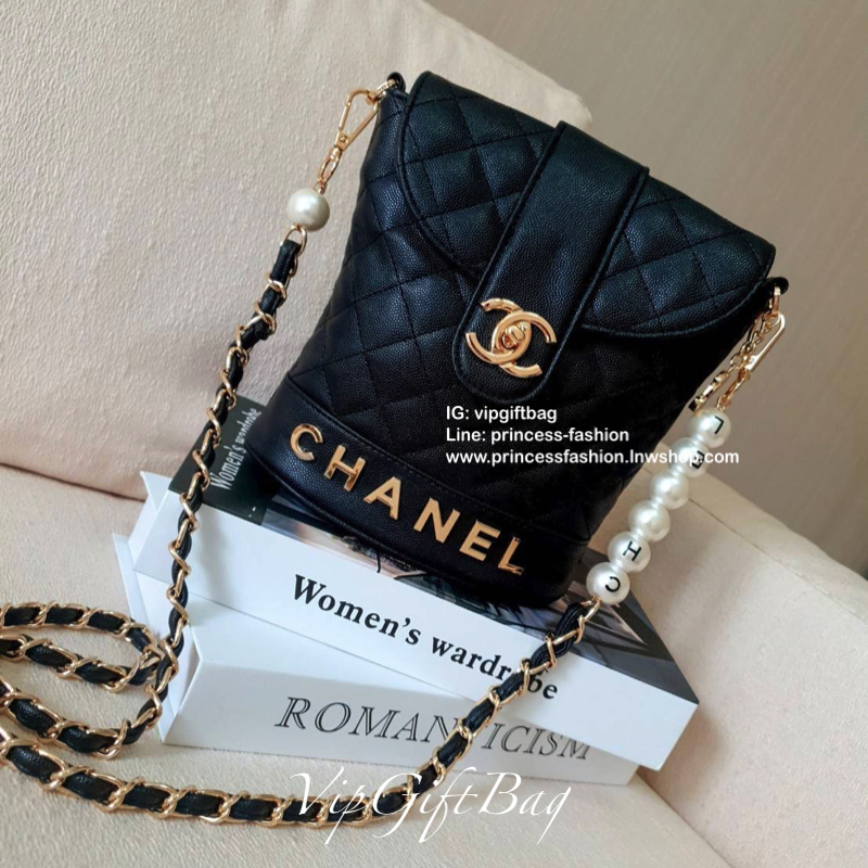 รุ่นใหม่ล่าสุด สวยหรูคลาสสิค ตามสไตล์แบรนด์ CHANEL กับ CHANEL VIP GIFT(GWP) ของแท้ 100% จากเคาเตอร์แบรนด์ CHANEL ทรงสวย ขนาดกำลังดี วัสดุหนัง CAVIER เปิดปิดด้วยกระดุมหน้าแบบบิดปลอดภัยหายห่วง ด้านในมีซิปอีกชั้น อะไหล่ทอง หัวซิปปั้มแบรนด์ ด้านในใส่โทรศัพท์ไ
