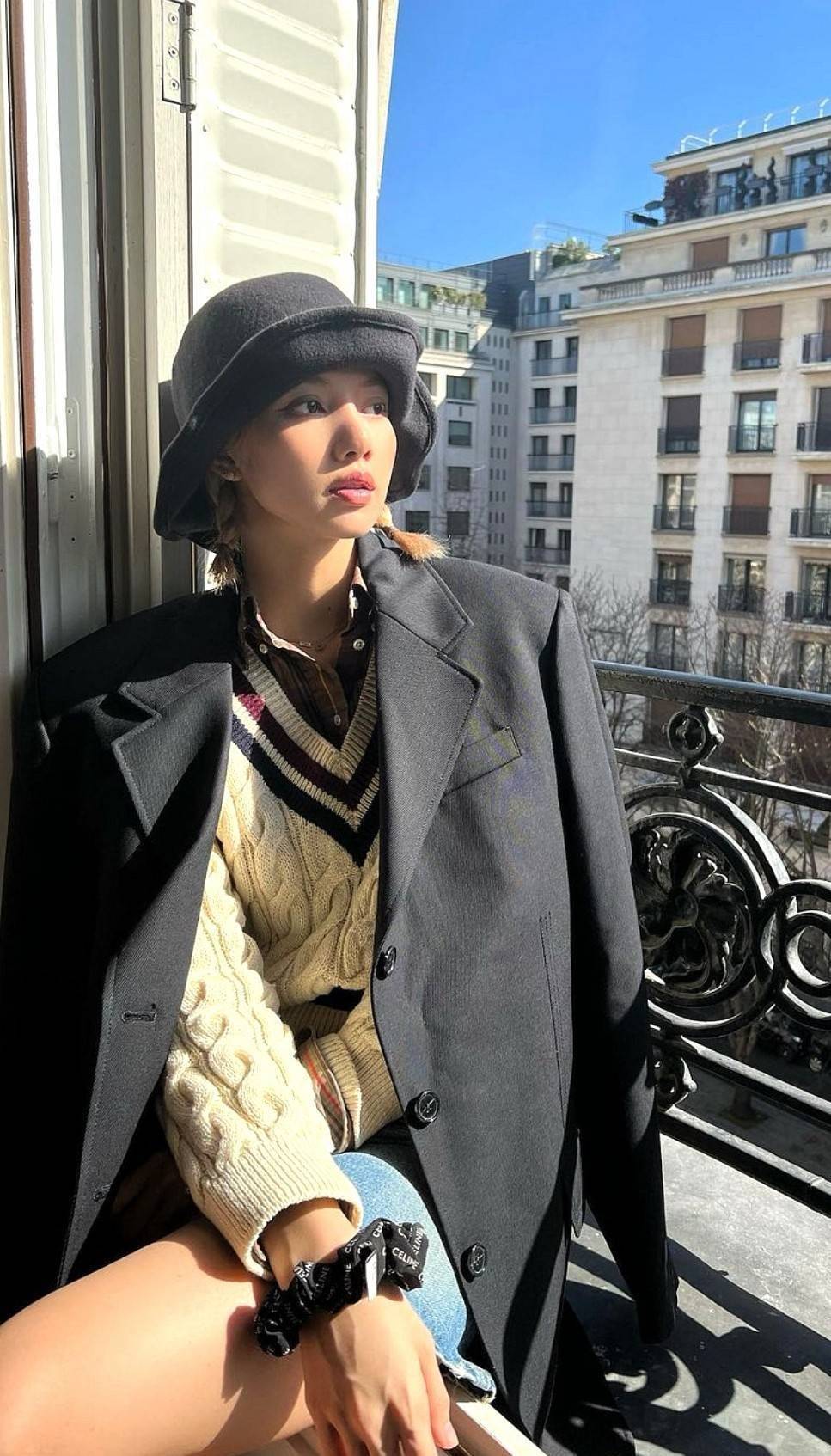 Celine Scrunchy Rayure Bracelet in Brass / CELINE BRACELET WITH TRIOMPHE GOLD AND SILK ที่รัดผมที่ไม่ใช่เพียงรัดผมแต่เป็นเครื่องประดับในสไตล์สาว LISA ที่ต้องอยู่ที่ข้อมือเท่านั้น! จนถือเป็นซิกเนเจอร์ที่โดดเด่นจนแฟนๆทั่วโลกต้องจดจำ วัสดุทอจากไหมทั้งเส้นลาย