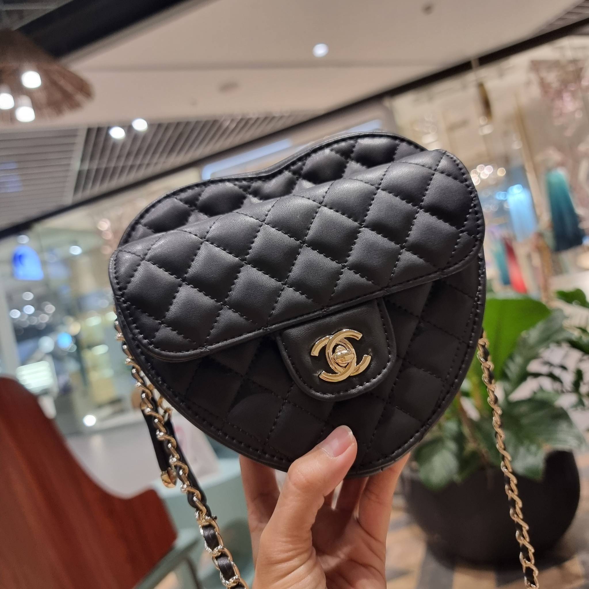 VIP 🥂 CHANEL Heart Bag Lambskin & Gold-Tone Meta ใหม่มาก สวยมาก มงมาก!! กระเป๋าสะพายสุดคิ้วท์ ที่ดีไซน์รูปทรงหัวใจไม่ซ้ำใคร น่ารักทุกสี น่าใช้ไปเลยแม่!! วัสดุหนังแกะฟอกสี เปิด-ปิดด้วยซิป ด้านหน้ามีช่องเก็บของจุกจิก ภายในเป็นช่องโล่ง ใส่มือถือ ใส่ก