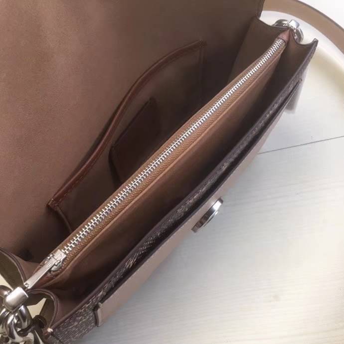 COACH TABBY SHOULDER BAG 26 พร้อมส่งที่ไทยอีกครั้งค่ะ!! กระเป๋าหิ้ว//คล้องไหล่//สะพายข้างได้ สุดคุ้ม! หนังแท้เรียบคลาสสิคเพิ่มความหรูเข้ามาค่ะ ด้านหน้ามีอะไหล่แบรนด์ตัวใหญ่โดดเด่น เปิดปิดกระเป๋าแบบกระดุมแม่เหล็ก ภายในมีช่องหลักใส่ของ2ช่อง;สามารถใส่กระเป๋า