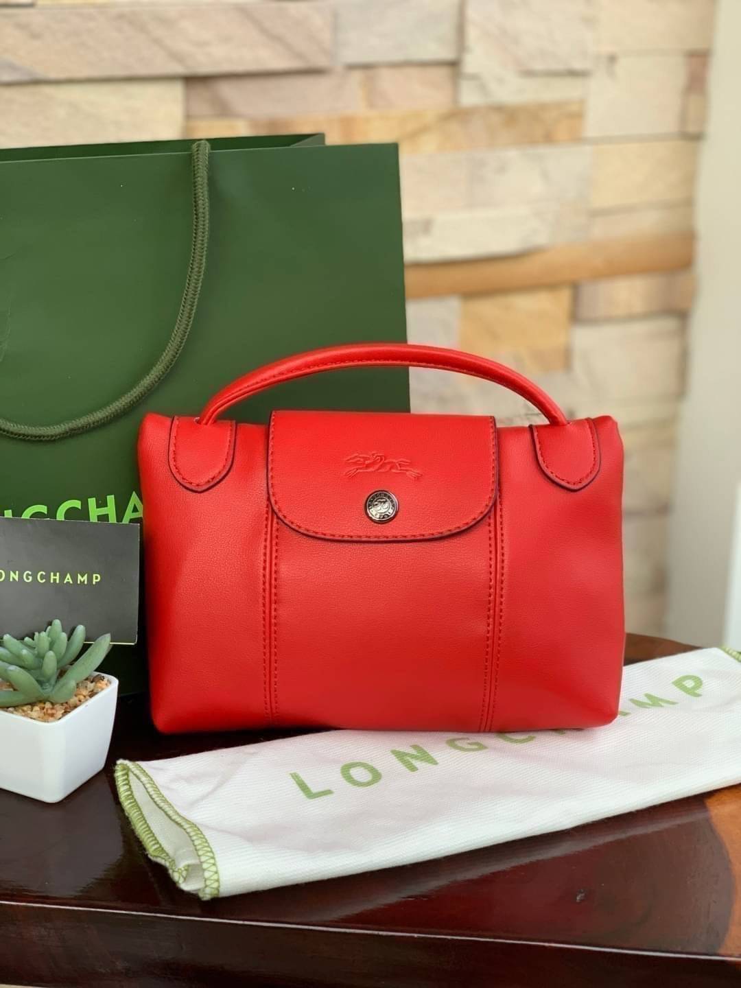 Longchamp Le Pliage Cuir Crossbody Bag อีกหนึ่งคอลเลคชั่น Le Pliage Cuir หนึ่งในตระกูลกระเป๋าสุดไอคอนิกจากแบรนด์ Longchamp และจัดการปรับดีไซน์ให้มีขนาดเล็กลงในทรงcrossbody กะทัดรัดสะพายแล้วคล่องตัว ด้วยดีไซน์ที่ดูเป็นเอกลักษณ์การใช้งานช่องหลักที่ซิปด้านหล