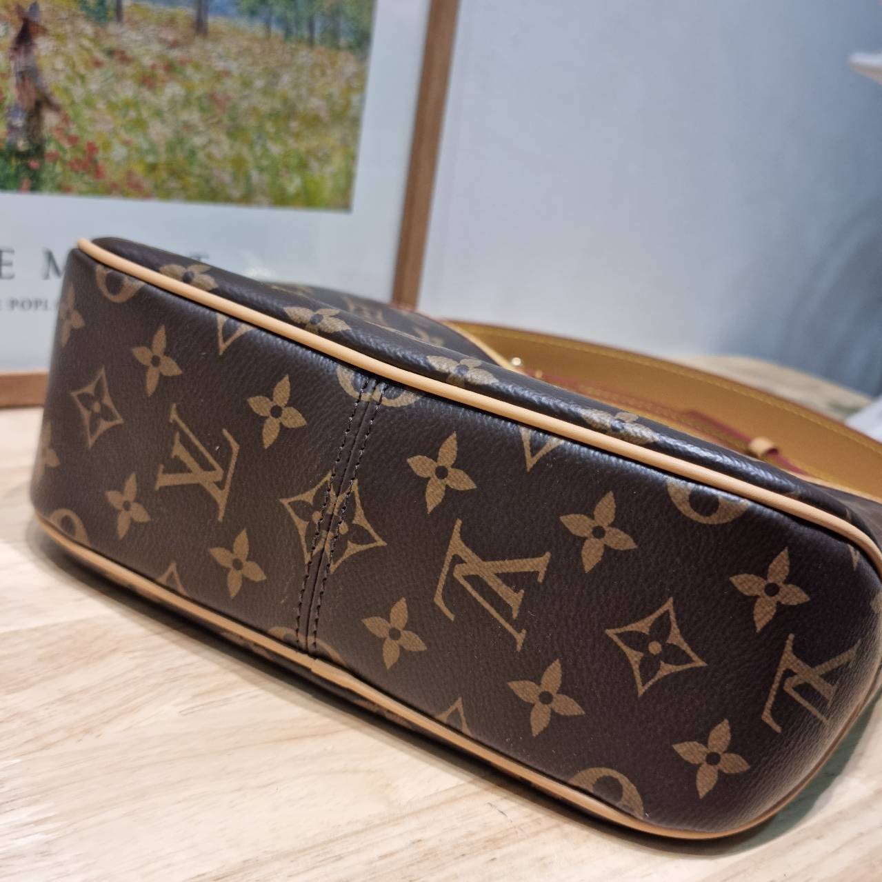 LV delightful newer bag กระเป๋าทรงโท้ทสุดปัง รุ่นขายดี ที่มาในไซส์ใหม่ สะดวกพกพามากๆ สายสะพายมีมาให้ 2 แบบ คล้องไหล่ และสายสะพายข้าง