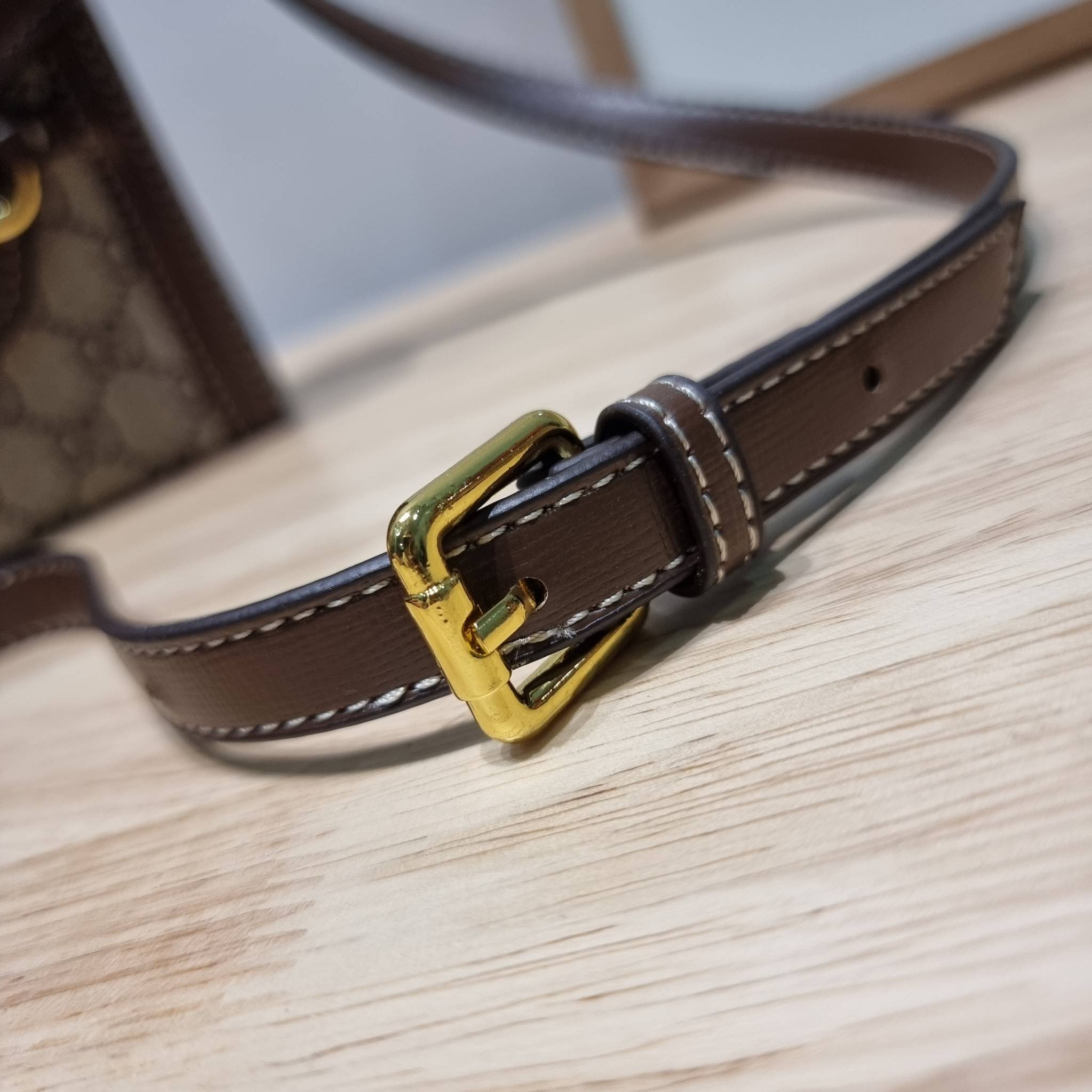 Set 3 ชิ้น Gucci Horsebit 1955 mini bag / Gucci Phone Bag box set ชวนสะสม ใครมองหาของขวัญอยู่ เซ็ทนี้จัดว่าเลิศมาก! กับการจับเอารุ่นยอดฮิต มามิกซ์รวมกับไอเท็มสุดคุ้มของมันต้องมี!! จัดเรียงให้อยู่ในกล่อง box set ลิมิเต็ด ที่มีทั้งแว่นตา gentle monster แบรน