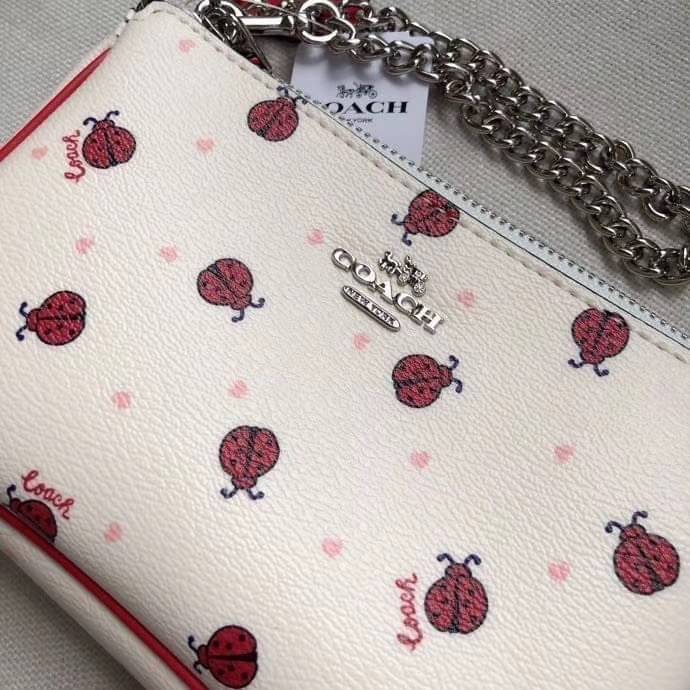 OUTLET 】Coach Signature Top Handle Coach Pouch with Strawberry, Watermelon, Ladybug พร้อมส่งที่ไทย เป็นอีกรุ่นหนึ่งที่ได้รับความนิยมในหมู่สาว ๆ ค่ะ นอกจากราคาจะไม่สูงแล้ว ยังมีรูปทรงที่น่าสนใจอีกด้วย กะทัดรัดแต่ใช้งานง่าย เหมาะกับทุกโอกาส สำหรับกระเป๋าคล้