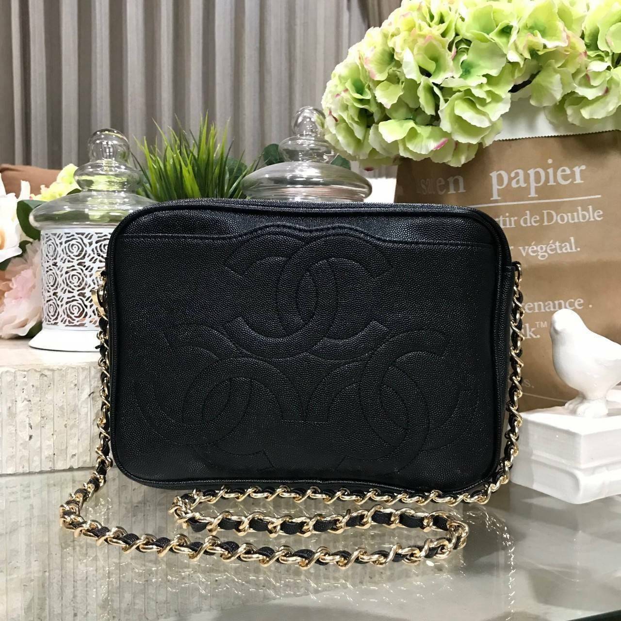 CHANEL chain caviar crossbody bag / Chanel Shoulder Bag With Chain กระเป๋าสะพายข้าง วัสดุหนังลายคาเวียร์ อะไหล่ทอง ด้านหน้ามี 1 ช่องโล่งใส่ Ipad ได้ ด้านหน้าเย็บโลโก้แบรนด์ สวยหรูมากๆ ค่ะ