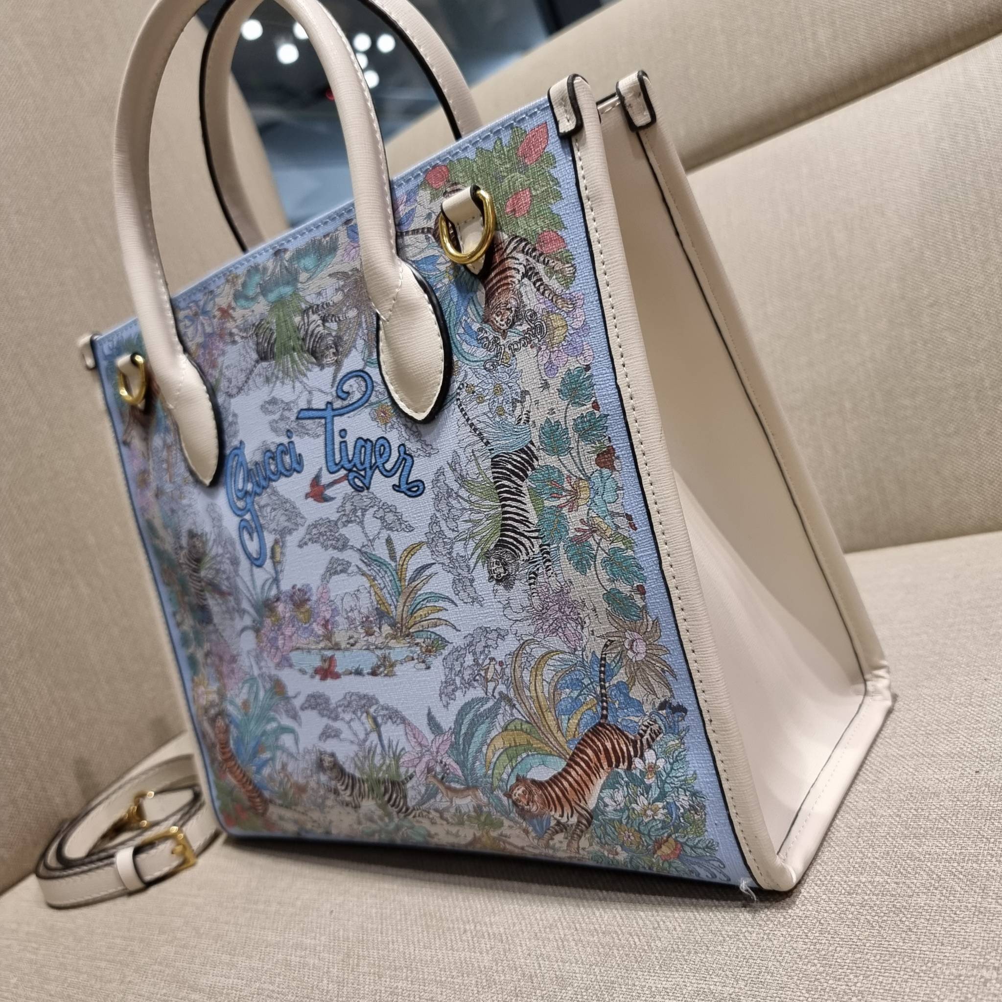 GUCCI TOTE BAG คอลเลคชั่นปีเสืออีกหนึ่ง สวยม้ากก!! กับกระเป๋าทรงโท้ท วีไอพีพรีเมี่ยมกิ๊ฟ ไซส์ใหญ่ โดดเด่นด้วยลวดลายไม่ซ้ำใคร สวยเอกลักษณ์ วัสดุหนังแคนวาส พรินท์ลายเต็มใบ ภายในโล่งกว้างมาก ใส่ของแบบแน่นๆ จุๆไปได้เลย หมดห่วง!! และยังมีสายครอสบอดี้มาให้ จะสะ