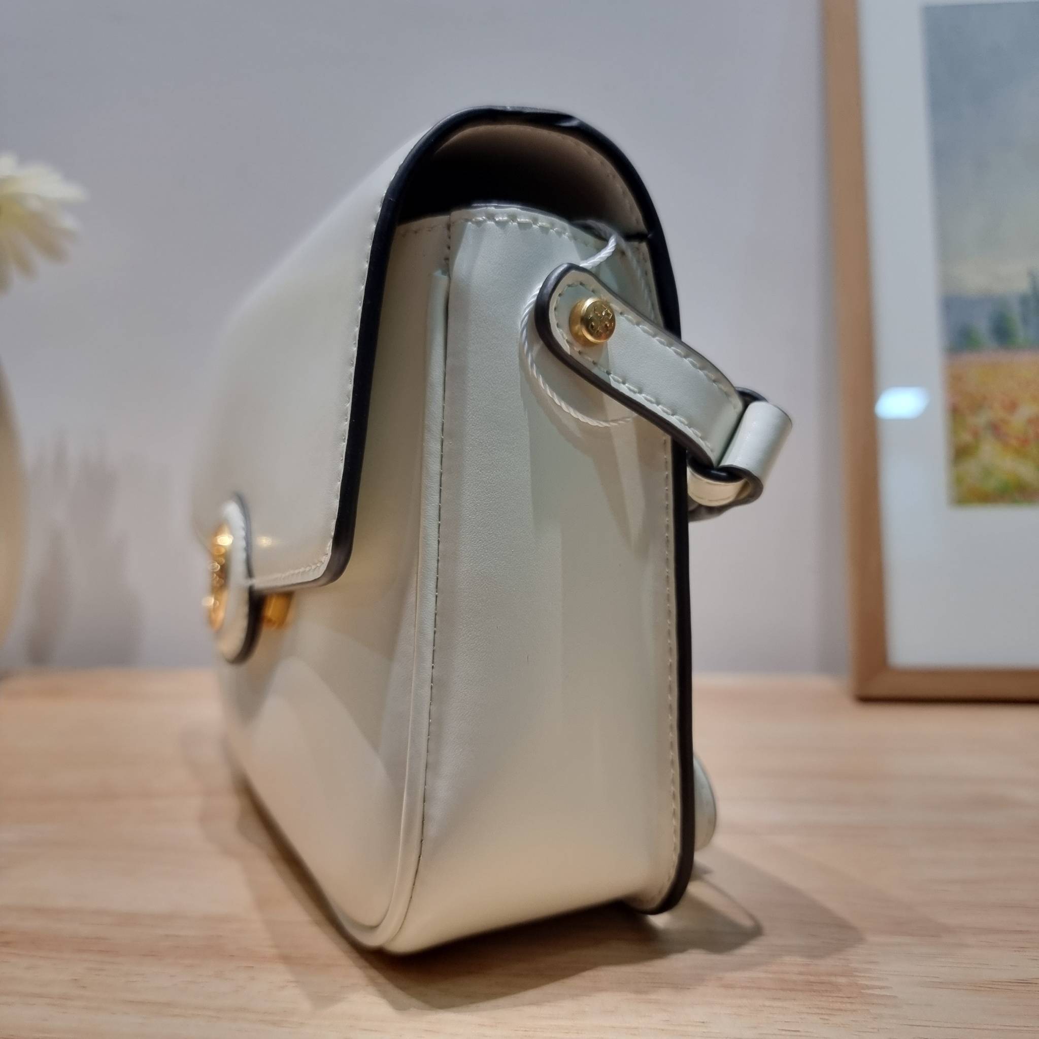 TORY BURCH ROBINSON SPAZZOLATO CONVERTIBLE SHOULDER BAG คอลเลคชั่นใหม่ สวยก่อนใคร ในราคาสุดคุ้ม! กับกระเป๋าสะพายไหล่ ดีไซน์สุดหรู หนังแก้วเงาสวยคม สีผู้ดี รูปทรงใช้งานได้ทุกลุค