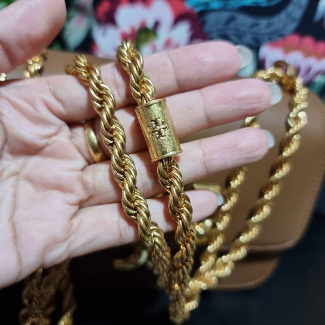 TORY BURCH ELEANOR SMALL CONVERTIBLE SHOULDER BAG ฮอตไอเท็ม รุ่นนี้ขายดีขายหมด สวยหรู คุณหนู ผู้ดี!! หายากมากแล้วน้า กระเป๋าสะพายข้าง ดีไซน์อยู่ทรง ขนาดกำลังสะดวกใช้สำหรับสาว วัสดุหนังแท้เต็มใบ สีทูโทน เปิด-ปิดด้วยแถบแม่เหล็ก ภายในแบ่งสัดส่วนได้เป็นอย่างด