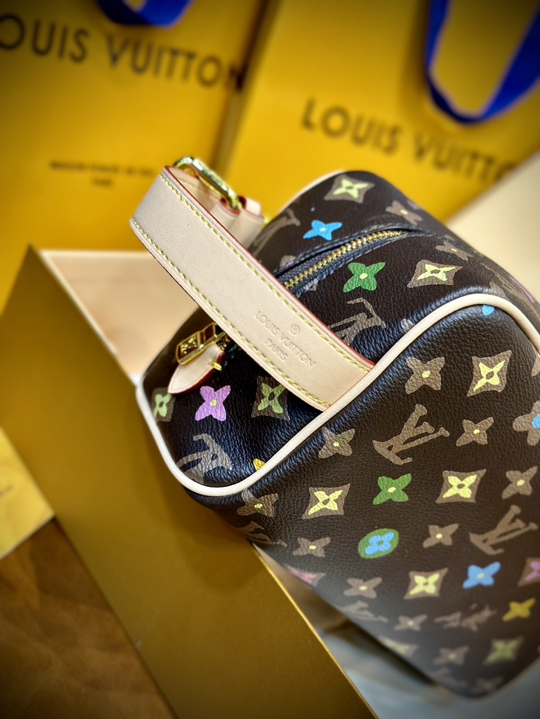 LV Trousse Toilette Locker Dopp Kit / LV Clutch Bag 22cm กระเป๋าถือทรงพอชหรือคลัช แบบคลาสสิกสวยงามเป็นเอกลักษณ์ มีหูหิ้วพกพาสะดวก เกรดออริ