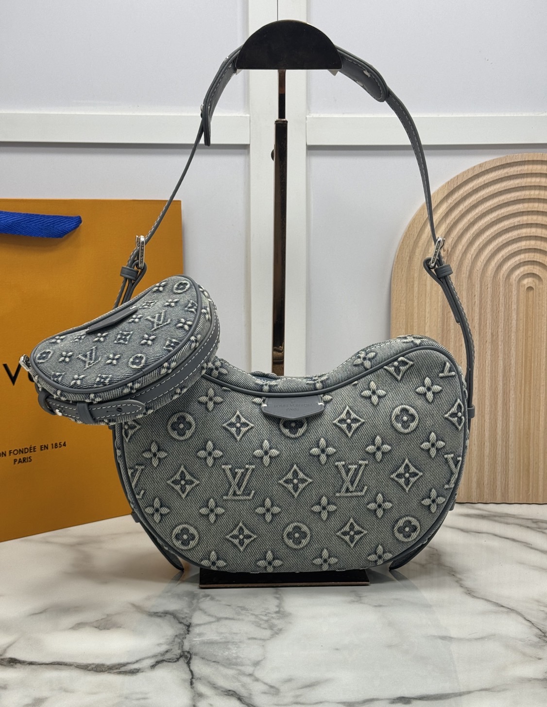 LV Croissant MM Monogram Denim Bag กระเป๋าทรงครัวซองต์ เดนิมสไตล์วินเทจ ปั้มนูนโลโก้ลายโมโนแกรม สวยชิค ฉ่ำก่อนใคร ด้วยดีไซน์สุดเก๋แบบทำถึง เพิ่มดีเทลน่าใช้ด้วยใบลูก ที่แยกออกมาใช้ได้ ใส่เหรียญใส่ของจุกจิกได้ บอกเลยว่าสะพายไปไหนก็สวยโดดเด่นกว่าใคร