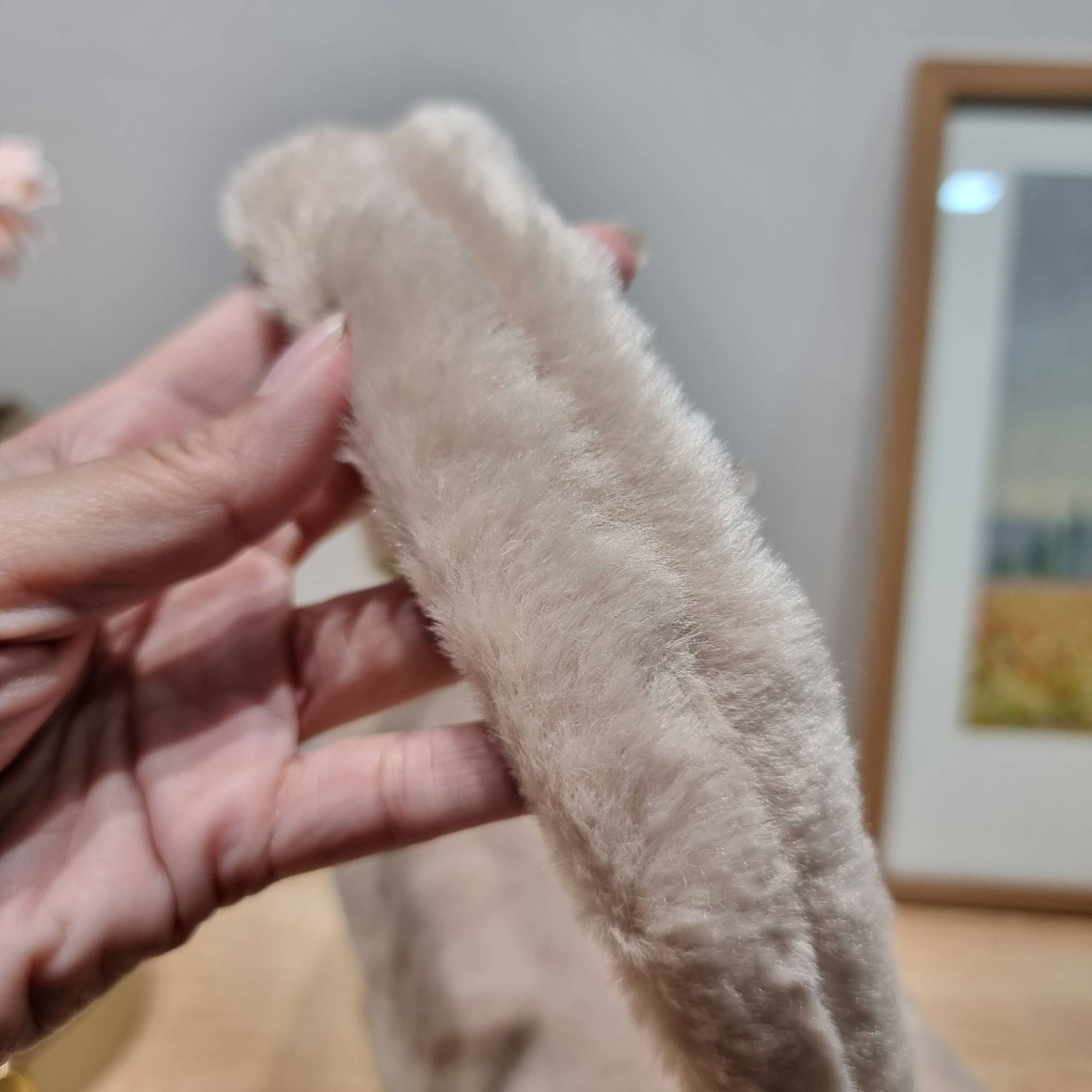 Coach pillow tabby shoulder bag 26 in shearling / COACH LEATHER COVERED C CLOSURE CC445 ใหม่ล่าสุดต้อนรับฤดูหนาว กับคอลเลคชั่นคุณหนู กระเป๋าสะพายไหล่ ดีไซน์วินเทจย้อนยุคตกแต่งขนรอบใบนุ่มฟู สวยลูกคุณมาก!! เปิด-ปิดด้วยกระดุมแม่เหล็ก รับรองแน่นหนา ภายในเป็นช