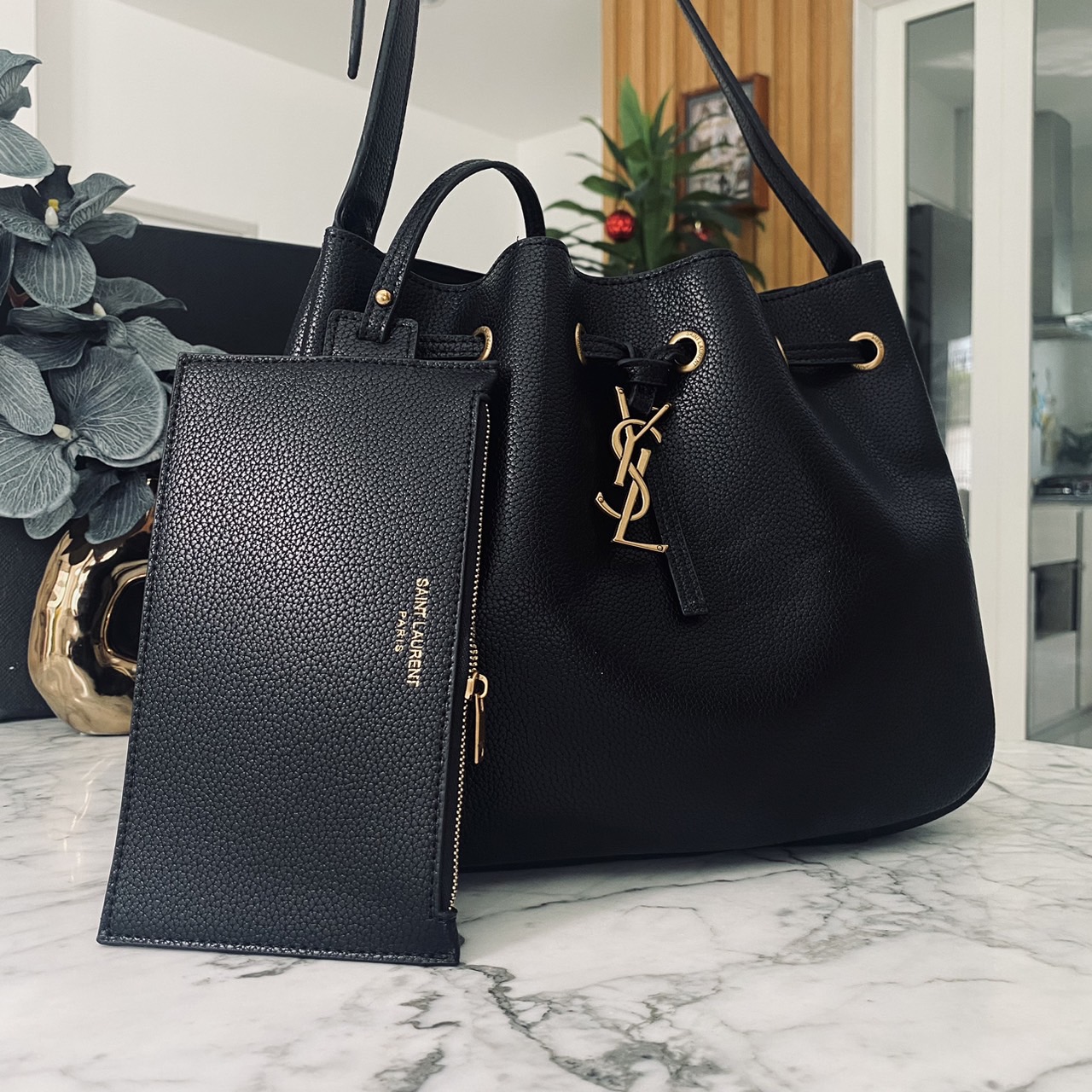 YSL PARIS VII flat hobo bag / YSL Bucket Bag กระเป๋าสะพายทรงโฮโบบัคเก็ต งานหนังเต็มใบ ฟังก์ชั่นสุดเลิศพร้อมเชือกรูด ดีไซน์รูปทรงใช้งานง่าย -- [รับตัวแทนกระเป๋า]