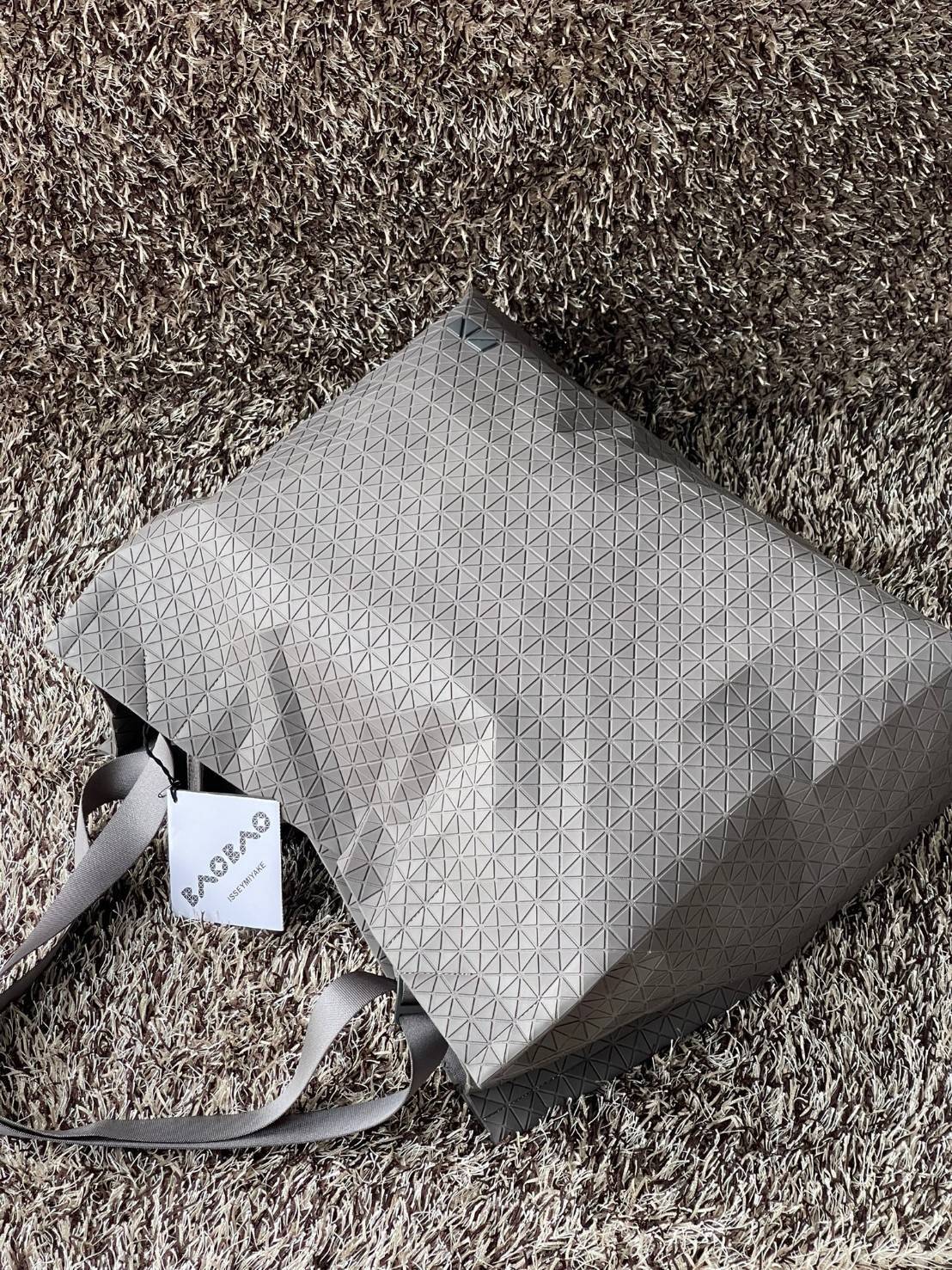 ORI 🥂 Baobao Issey Miyake Cart geometric tote bag / Miyake Cart Tote Bag รูปทรงที่สร้างขึ้นโดยบังเอิญ' เสื้อผ้าที่มีโครงสร้างและได้รับการออกแบบทางวิศวกรรมอันเป็นเอกลักษณ์ของแบรนด์ ส่งต่อไปยังเครื่องประดับที่น่าประทับใจและไร้กาลเวลาเหล่านี้ กร
