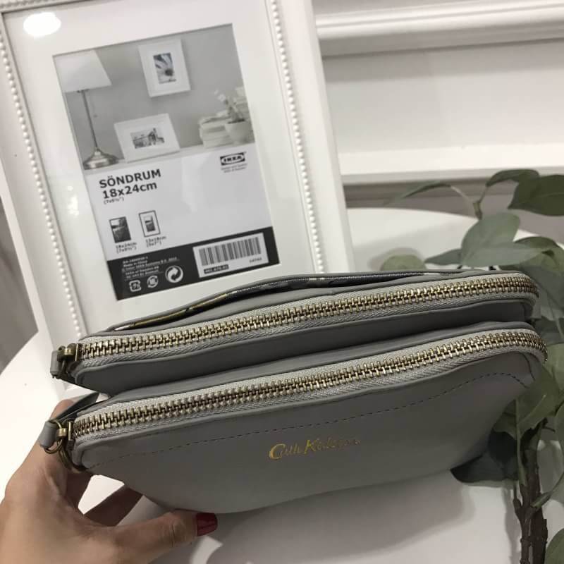 Cath Kidston soft leather crossbody bag ใหม่ล่าสุดจากแบรนด์ Cath Kidston ค่ะ กระเป๋าสะพายข้างหนังนุ่ม สีหวานโทนพาสเทล รุ่นนี้ขนาดกำลังดีค่ะ ตัวกระเป๋าแบ่งออกเป็นสองสัดส่วน สามารถจัดระเบียบของได้ดีค่ะ ภายในบุผ้าลายดอกไม้ตามสไตล์ของแบรนด์นี้ค่ะ รุ่นนี้มีสาย