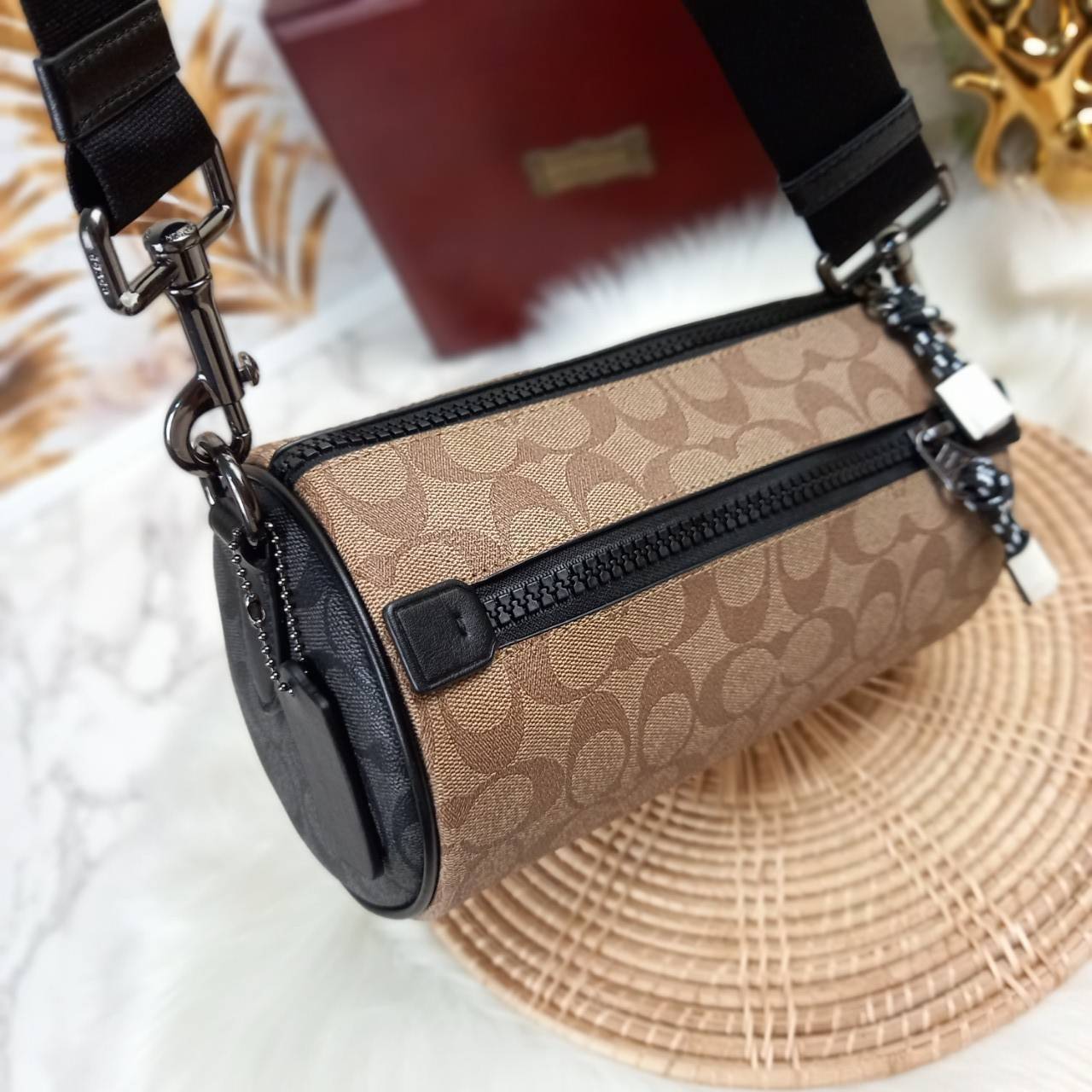 COACH BARREL SIGNATURE CANVAS CROSSBODY (C2957) กระเป๋าสะพาย ทรงเก๋ ขนาดกำลังดี ที่บอกได้คำเดียวว่า เท่ไม่หยอก!! คือดีย์มาก!!// วัสดุแคนวาส ผสมหนังแท้ ลาย SIGNATURE รูปทรงกระบอก// เปิด-ปิด ด้วยซิบ ด้านในโล่งกว้าง เก็บของได้เยอะ// มาพร้อมสายสะพาย สายสปอร์ต