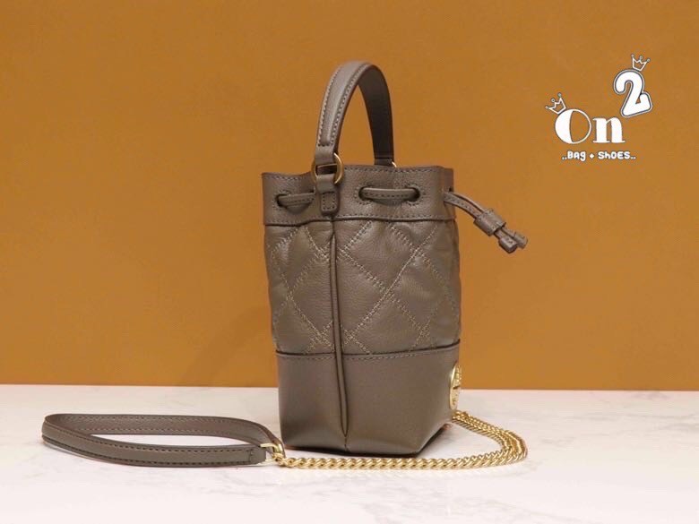 TORY BURCH WILLA MINI BUCKET BAG สุดปัง กระเป๋าสะพายทรงบัคเก็ต สวยผู้ดี โดดเด่นด้วยโลโก้สีทองดูหรู อัพลุคผู้ดี๊ผู้ดี วัสดุหนังแท้ ดีไซน์บุนวม เส้นคมดีเทลหรู เปิด-ปิดหนังรูดปากกระเป๋า มีหูหิ้วในตัว คล้องแขนเก๋ๆ ภายในเป็นช่องโล่ง มีช่องย่อย ใส่ของสำคัญจุกจิ