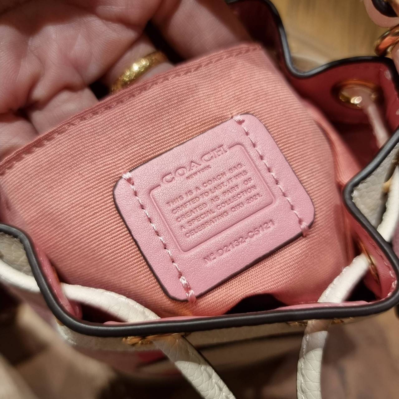 COACH C5121 DEMPSEY 15 DRAWSTRING MINI BUCKET BAG น้องคนสวยมาใหม่จ้า รุ่นใหม่กริ๊บ!! ยังไม่เข้าช็อปไทย ละมุนคุณหนูต้องมาแล้วแหละ กระเป๋าทรงถังไซส์มินิ ใช้งานง่ายด้วยการรูดหนังปิดรอบปากกระเป๋า ทุกอย่างลงตัวที่สุด!! มาพร้อมตัวห้อยรูปหัวใจสีทองกุ๊กกิ๊ก น่ารั