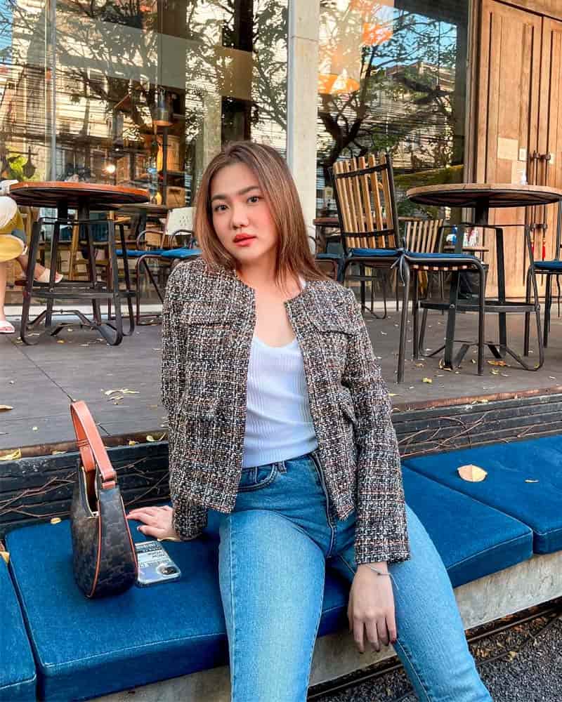 CELINE Vintage Classic Ava bag 1 ใน คอลเลคชั่น “Triomphe Canvas” มาพร้อมสายสะพายไหล่ที่ปรับความยาวได้ และเนื่องจากช่วงล่างของกระเป๋ามีขนาดใหญ่กว่าช่วงบน จึงทำให้ไม่เสียทรงเมื่อเราใส่สิ่งของอย่างกระเป๋าสตางค์หรือโทรศัพท์มือถือ หากดูภาพรวมแล้ว รุ่นนี้ออกแนว