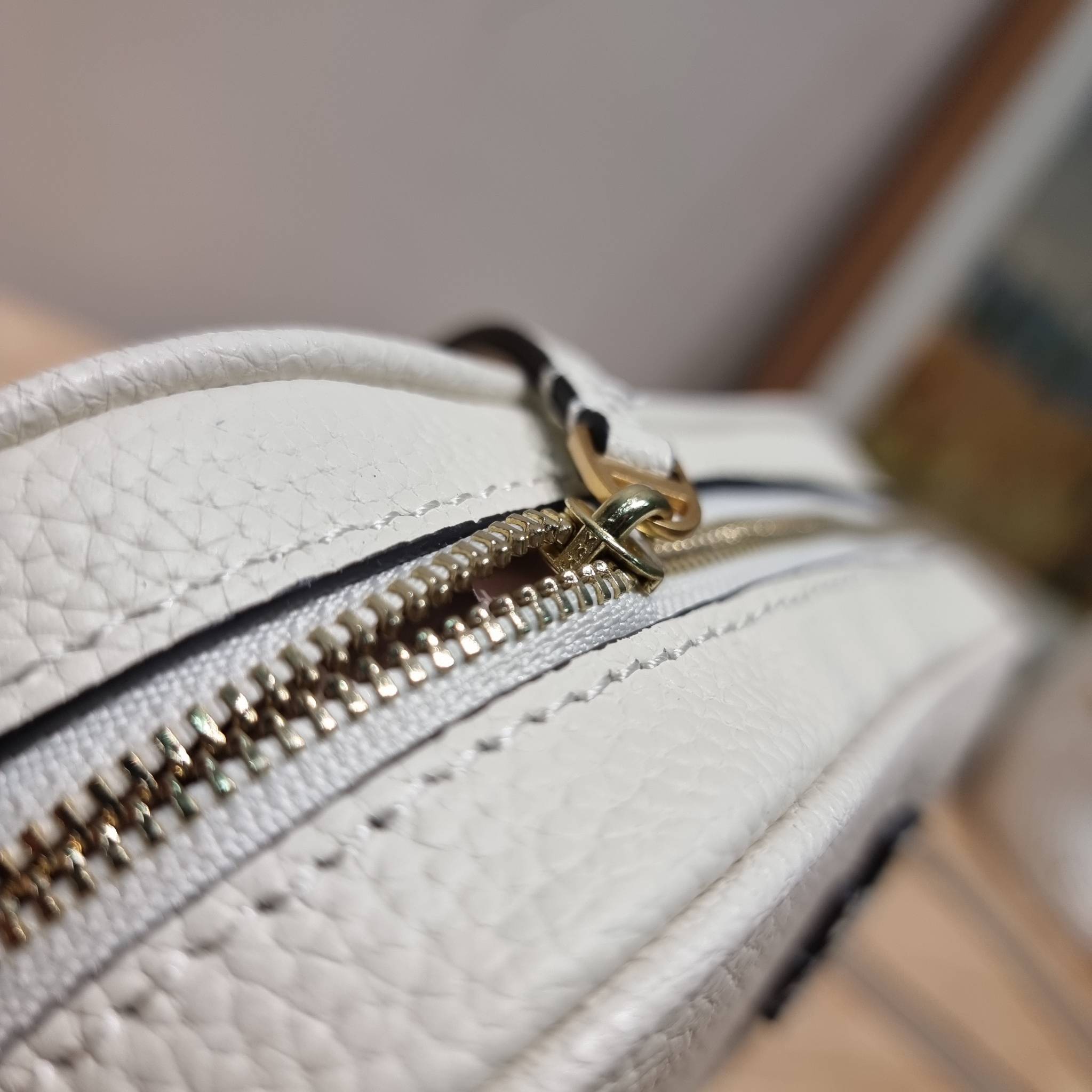 TORY BURCH MCGRAW CAMERA BAG ใหม่จากคอลเลคชั่นสุดคลาสสิค กับกระเป๋าสะพายข้าง ทรงกล่องไซส์กะทัดรัด น้ำหนักเบา ใช้งานง่ายด้วยซิปรูดเปิดปิด แมทช์ได้กับทุกสไตล์การแต่งตัว