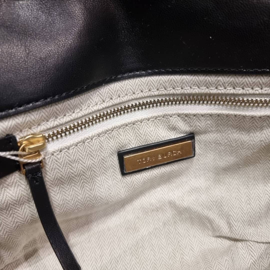 TORY BURCH KIRA CHEVRON CONVERTIBLE SHOULDER BAG (SMALL / MEDIUM) กระเป๋าสะพายรุ่นยอดฮิต ไซส์คลาสสิค ที่ใช้ยังไงก็ดูหรู ดีไซน์เฉพาะตัว วัสดุหนังแกะ สัมผัสนิ่ม เปิด-ปิดด้วยกระดุมแม่เหล็ก ภายในเป็นช่องโล่ง ใส่กระเป๋าสตางค์ มือถือ เครื่องสำอางค์ พาวเวอร์แบงค