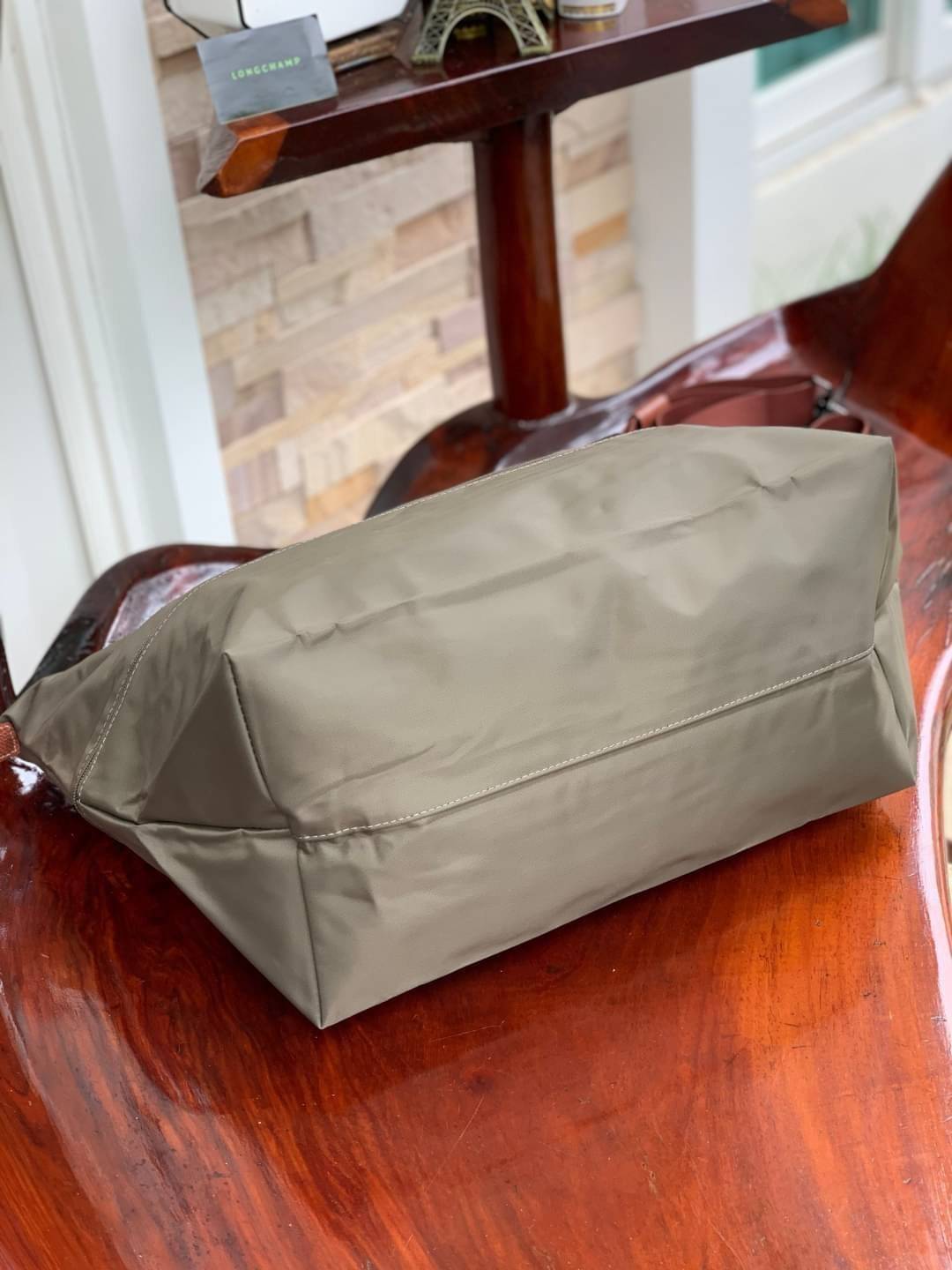 LONGCHAMP LE PLIAGE CLUB TRAVEL BAG กระเป๋าขนาดใหญ่สำหรับการเดินทาง เราเรียกที่นี้ว่า travelling bag รุ่นคลาสสิค มาพร้อมสายสะพายยาวที่ปรับและถอดออกได้ ความพิเศษของรุ่นนี้ที่ครองใจนักเดินทางทั่วโลก คือซิปรอบตรงกลางตัวกระเป๋า สามารถเปิดซิปเพื่อขยายขนาดและพั