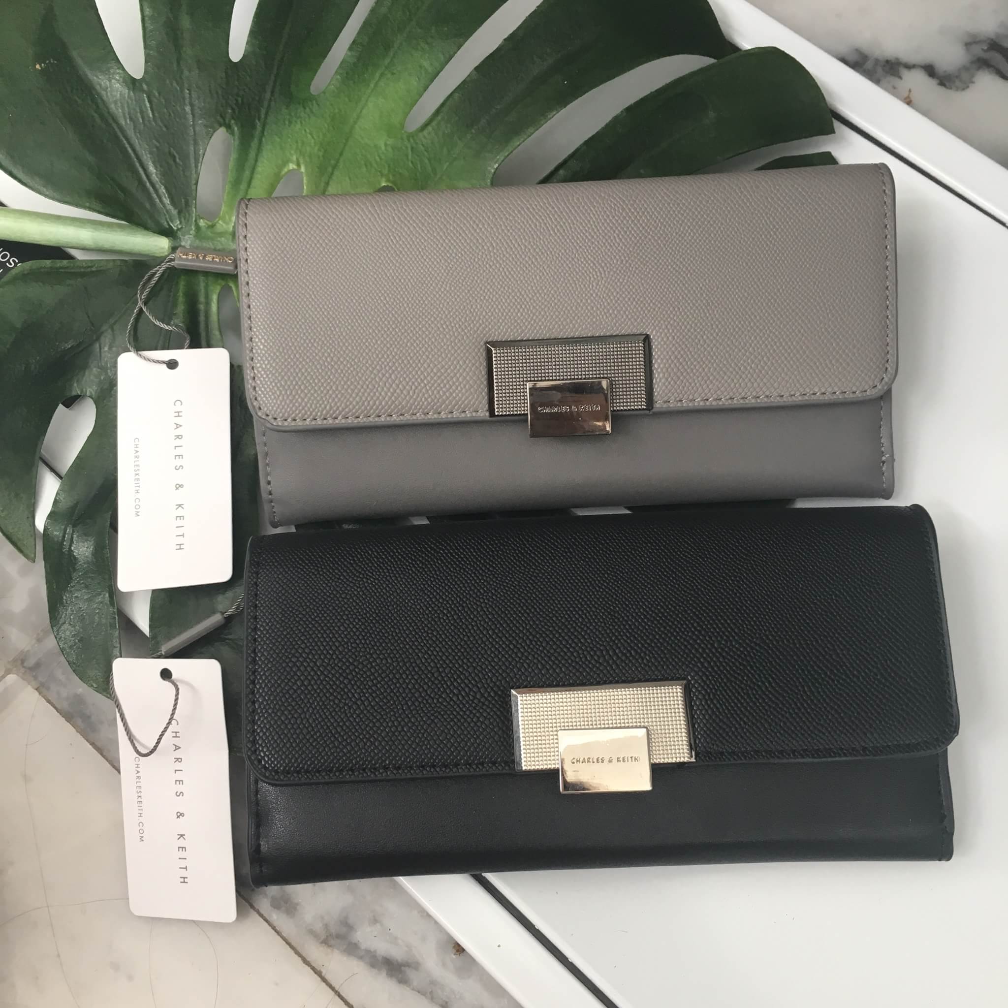 🎈 งานแท้ชนช้อป รุ่นหายาก !! กระเป๋าสตางค์ จากแบรนด์ Charles & Keith สวย หรูมากกกก ใบนี้ เป็นกระเป๋าตัง 2 พับ ใช้ได้ 2 ด้านเลยน้า #คุ้ม #เลิศ มี 2 สี เทาเข้ม กับ ดำ คะ มีช่องใส่ บัตรเยอะ ช่องใส่เหรียญ ใส่ แบงค์ บอกคำเดียว สวยรับเงิน #มีถุงผ้าแบรนด์ใ