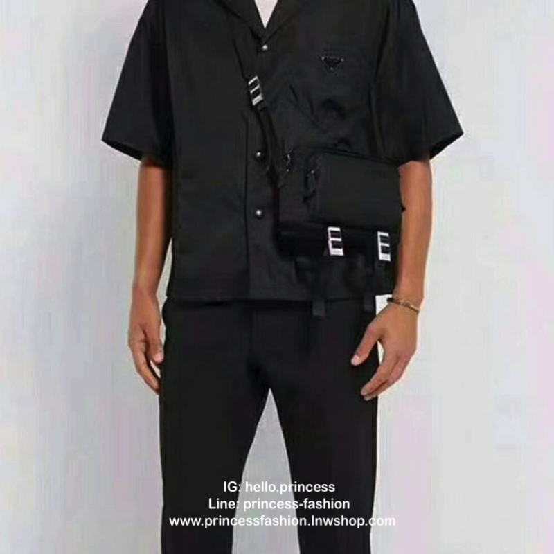 Prada Bag ทรงใหม่มีไว้ไม่ซ้ำใครแน่นอนคะ จะสะพายข้าง หรือ คาดอกก็ได้คะ วัสดุทำจากผ้าNylon กันน้ำ ตัวอะไหล่สีเงิน ขนาดกำลังดี ใส่ของได้เยอะคะ มือถือ กระเป๋าตังใส่ได้ สบายๆคะ ด้านหน้าและด้านหลังมีช่องซิปแยกให้อีกคะ ใช้ได้ทั้งผู้ชายผู้หญิงเลยคะ ด้านข้างกระเป๋