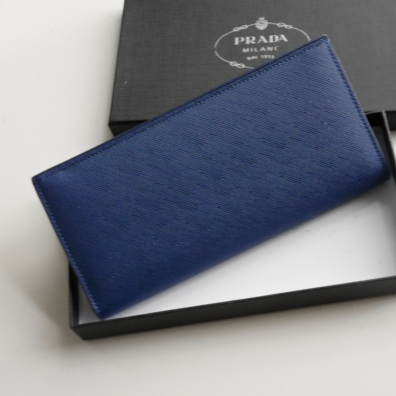 พร้อมส่งครบสีค่ะ 🖤💙💖 Best Seller PRADA LONG WALLET กระเป๋าสตางค์ยาว **รับทรัพย์ ทรงหรู จากงานพรีเมี่ยมกิ้ฟ จากเคาเตอร์ต่างประเทศ จากแบรนด์ PRADA ลายหนัง SAFFIANO มีช่องใส่บัตร ถึง 12 ช่อง และช่องซิปใส่ของจุกจิกได้ น้ำหนักเบา จับถนั