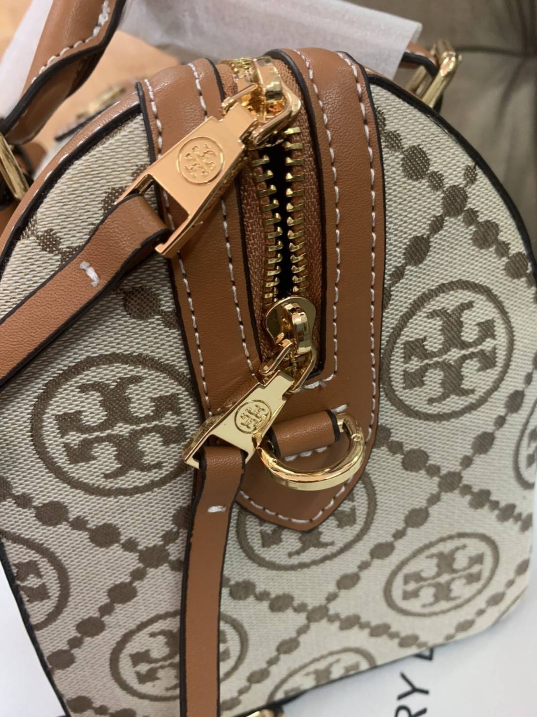 mini TORY BURCH FACTORY MONOGRAM JACQUARD BOSTON BAG กระเป๋าทรงหมอนรุ่นใหม่ล่าสุดจาก TORY BURCH FACTORY วัสดุ Woven Jacquard & Leather ในลาย Jacquard จะถือหรือสะพายก็สวยหรู ทรง Boston อะไหล่ทอง