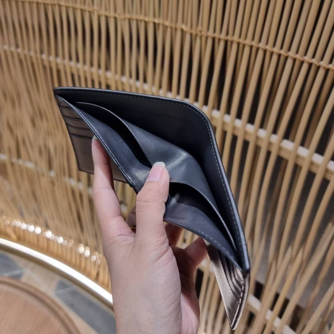 COACH DOUBLE BILLFOLD WALLET IN SIGNATURE CANVAS WITH WOLF MOTIF F31522 WITH GRAFFITI F37333 น้องชายสุดหล่อมาแล้ววว!! 😎 กระเป๋าสตางค์ใบสั้น เอาใจหนุ่มๆ ดีไซน์รูปหมาป่า สุดเท่ ด้านในกระเป๋าเป็นหนังแท้ มีช่องใส่บัตรเยอะ ใส่ธนบัตรได้ทุกชนิด และมี kee