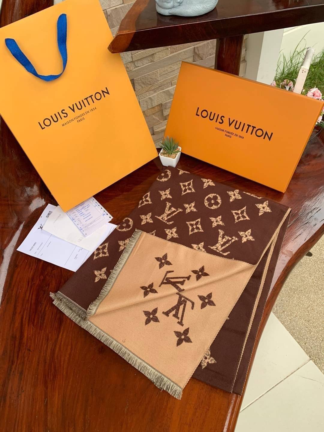 Louis Vuitton Women’s Scarves Accessories อีกหนึ่งแบรนด์ดังจากปารีส ด้วยงานพรีเมี่ยมกิ้ฟ ส่งมอบความรู้สึกดีๆให้กับคนที่คุณรัก ในรูปแบบผ้าพันคอและผ้าคุมไหล่ผืนใหญ่ให้ความอบอุ่น ถักทอด้วยผ้าcashmere ผ้าเนื้อดี สัมผัสนุ่มมือ ทอลายในตัว สีและลายคมชัด เหมาะสำห