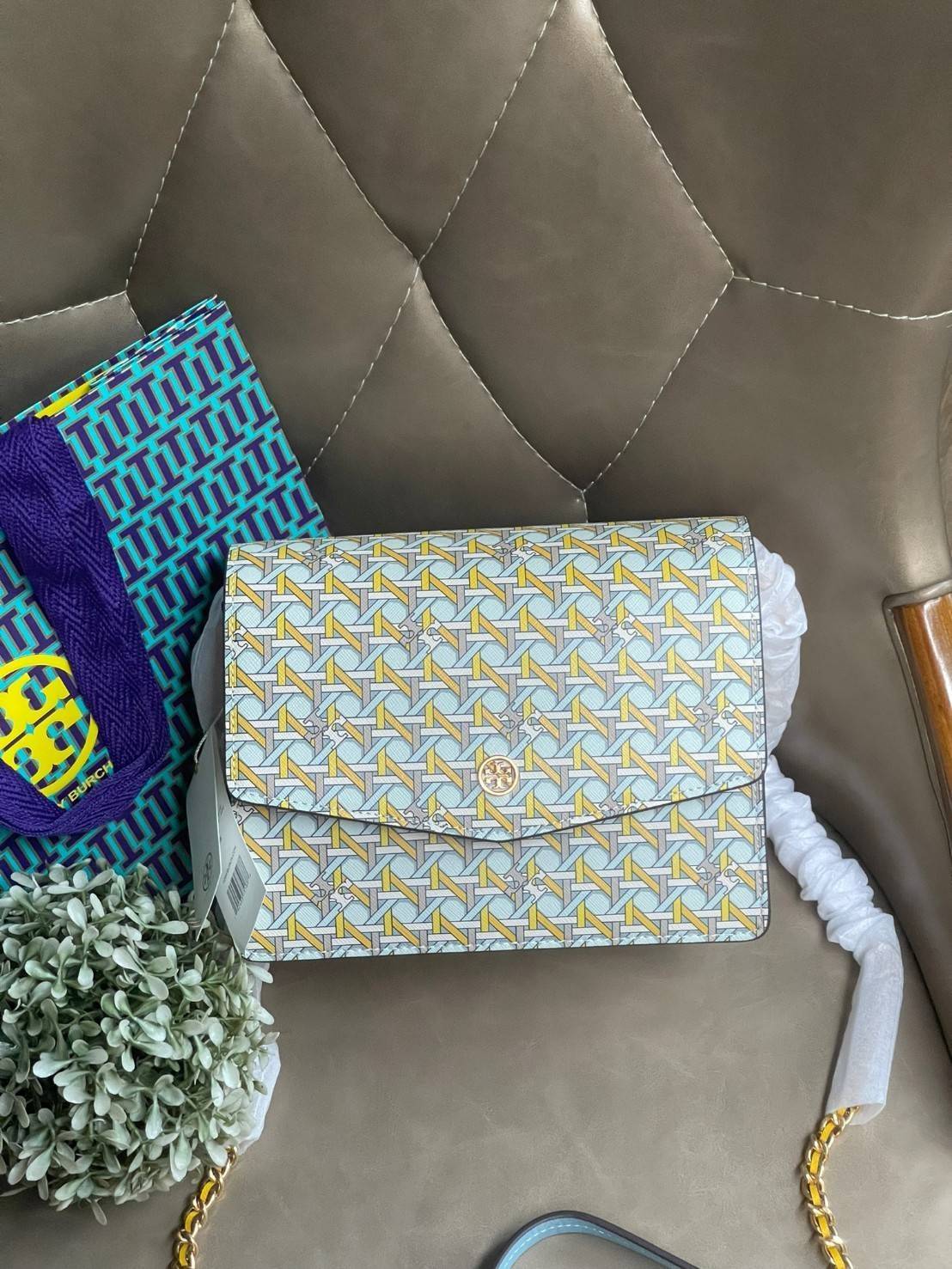 Tory Burch Robinson Printed Convertible Shoulder Bag กระเป๋าสุดคลาสสิค Collection นี้เหมาะกับสาว ๆ วัยรุ่นเป็นพิเศษ ด้วยโทนสีสดใสที่ทางแบรนด์ได้ดีไซน์ออกมาอย่างพิถีพิถัน สามารถตอบโจทย์สาว ๆ ที่มีคาแรคเตอร์หวาน สดใส และร่าเริงได้อย่างแท้จริงอีกทั้งลายโซ่ยั